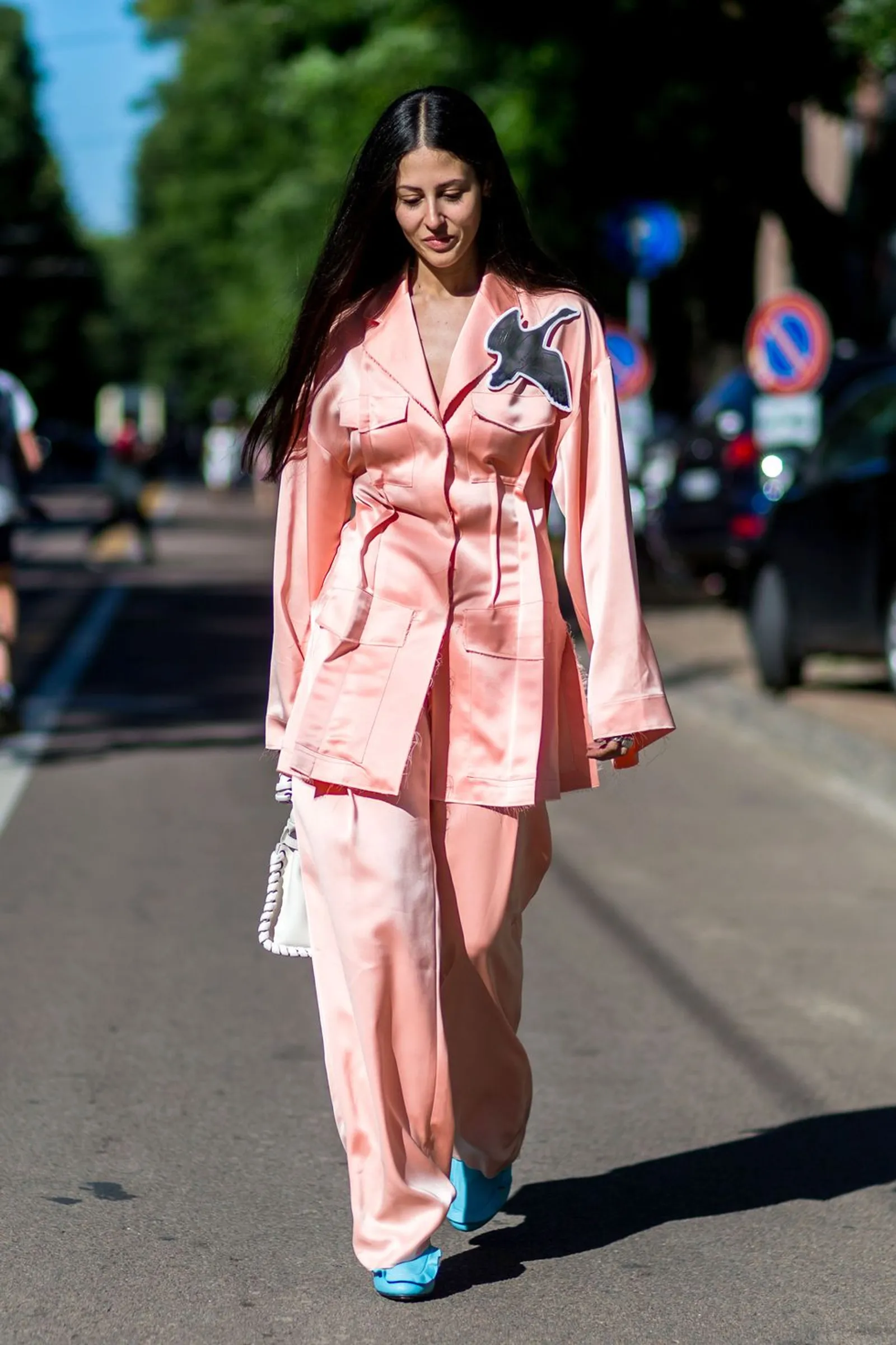 Tips Tampil Modis a La Fashionista Pakai Warna Pink