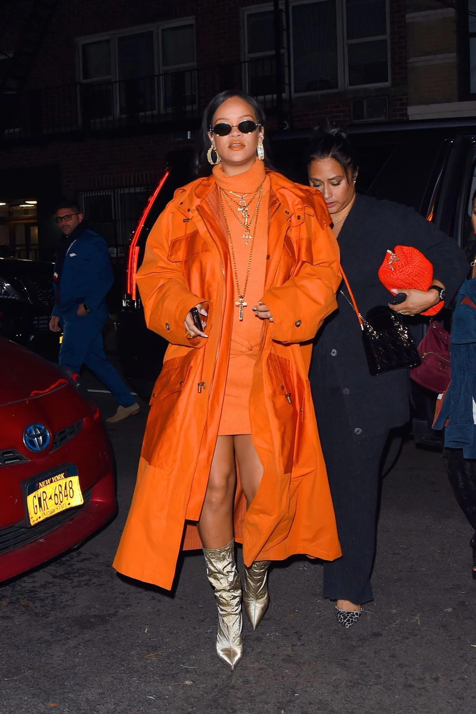 Inspirasi OOTD dari Rihanna, untuk Pemilik Tubuh Berisi