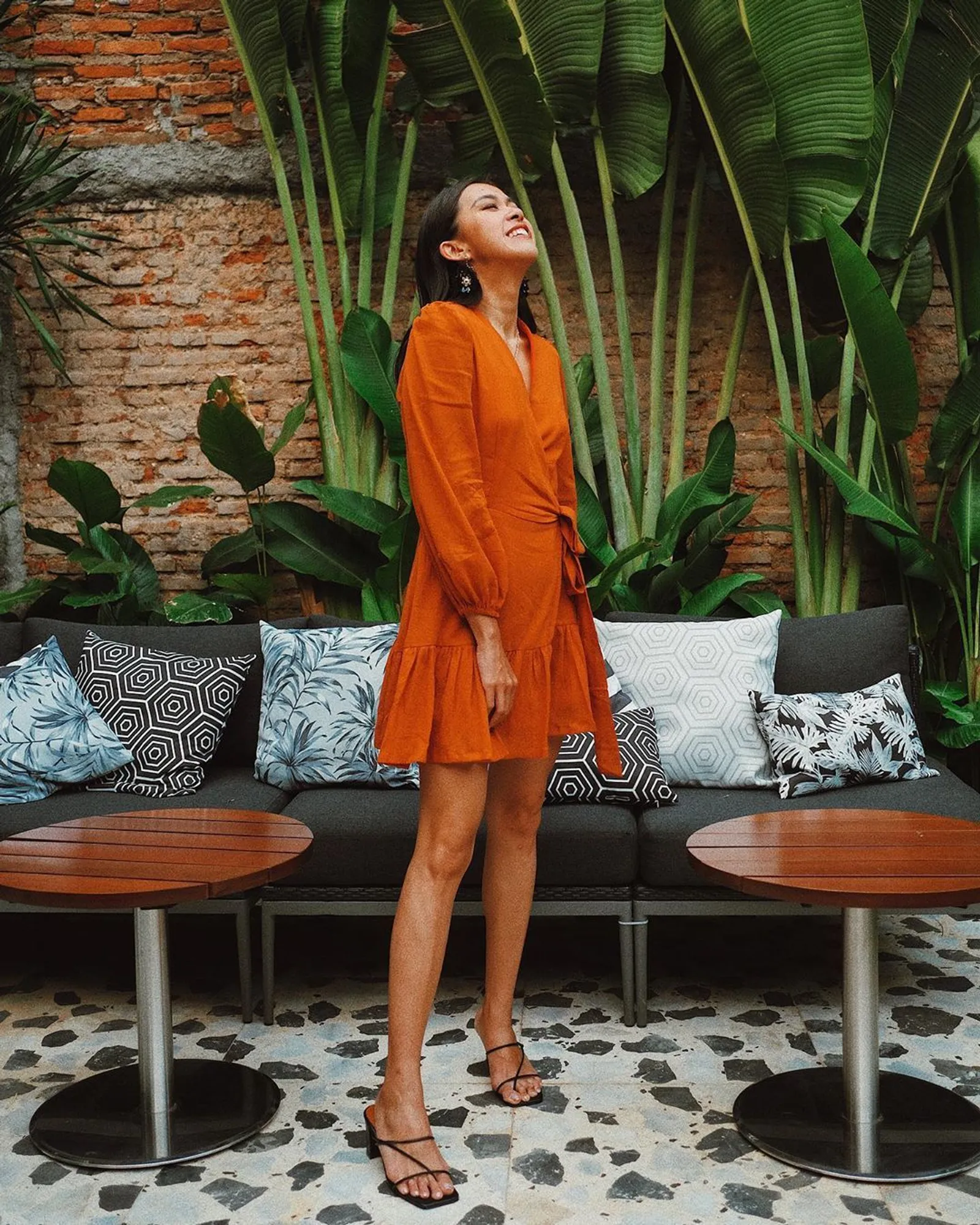 Tiru Gaya Modis Selebgram Indonesia dengan Outfit Warna Orange