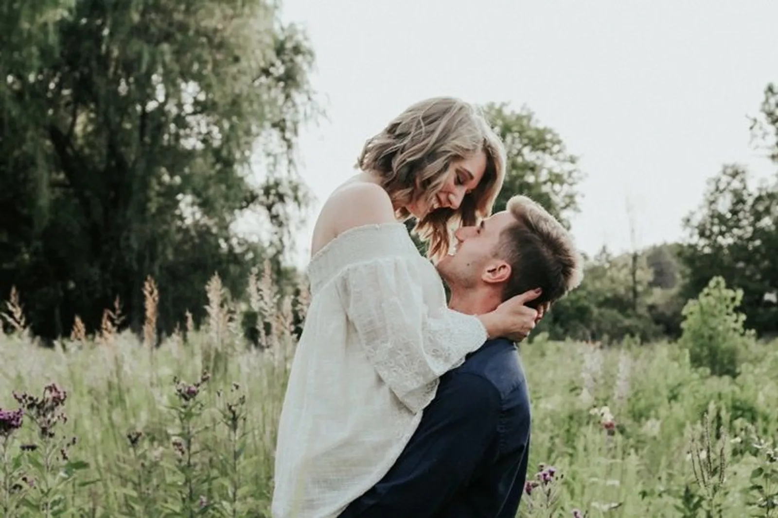 10 Tanda Kamu Ahli dalam Berciuman Sampai Bikin Dia Tergila-gila