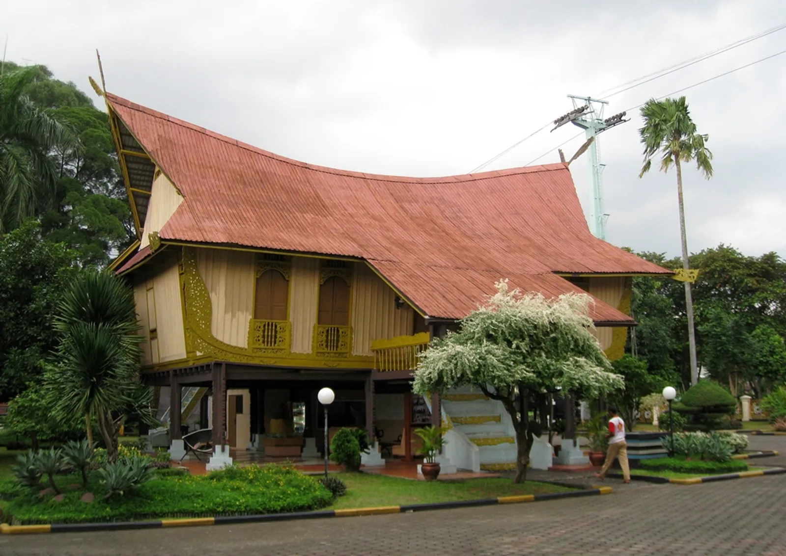 6 Rumah Adat Riau, Arsitektur Nusantara yang Unik dan Indah