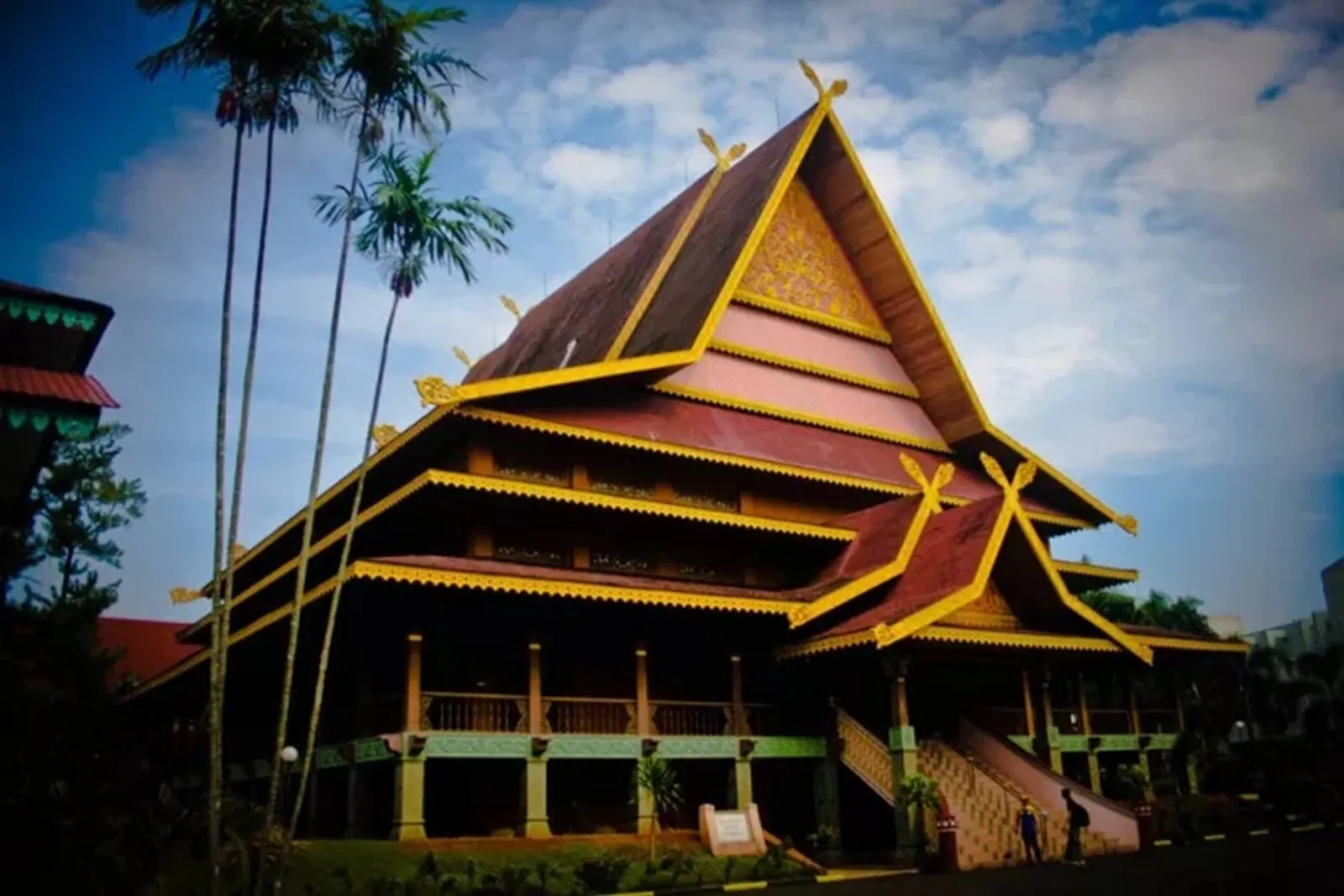 6 Rumah Adat Riau, Arsitektur Nusantara yang Unik dan Indah