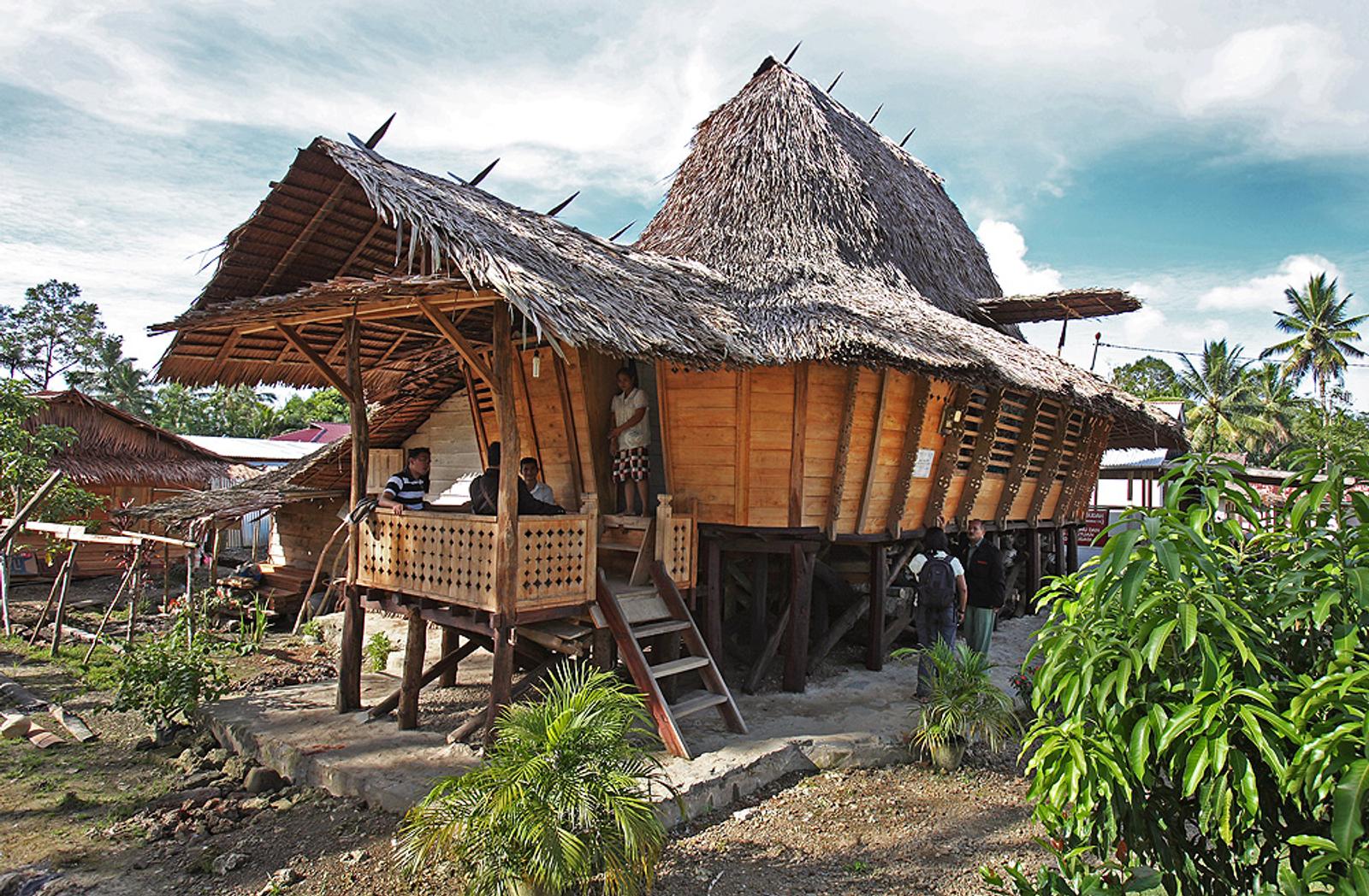 5 Rumah Adat Sumatra Utara yang Serba Model Panggung