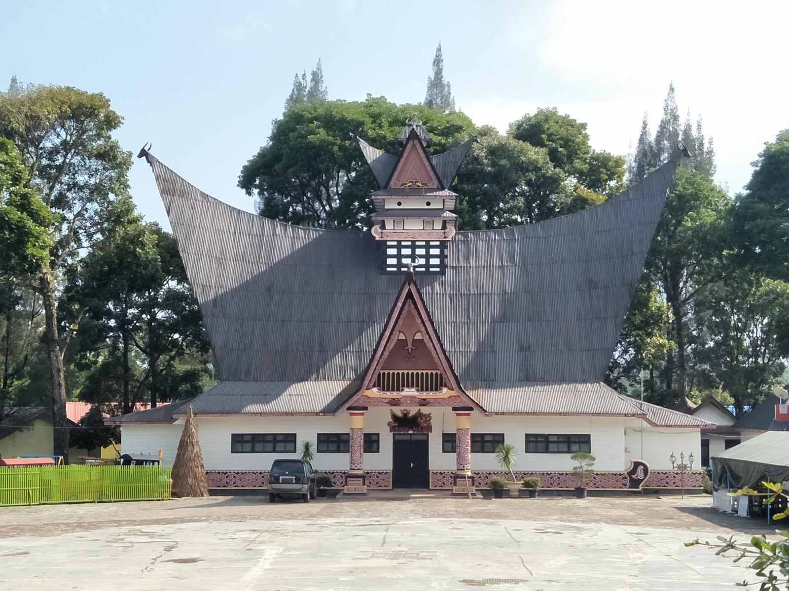 5 Rumah Adat Sumatra Utara yang Serba Model Panggung