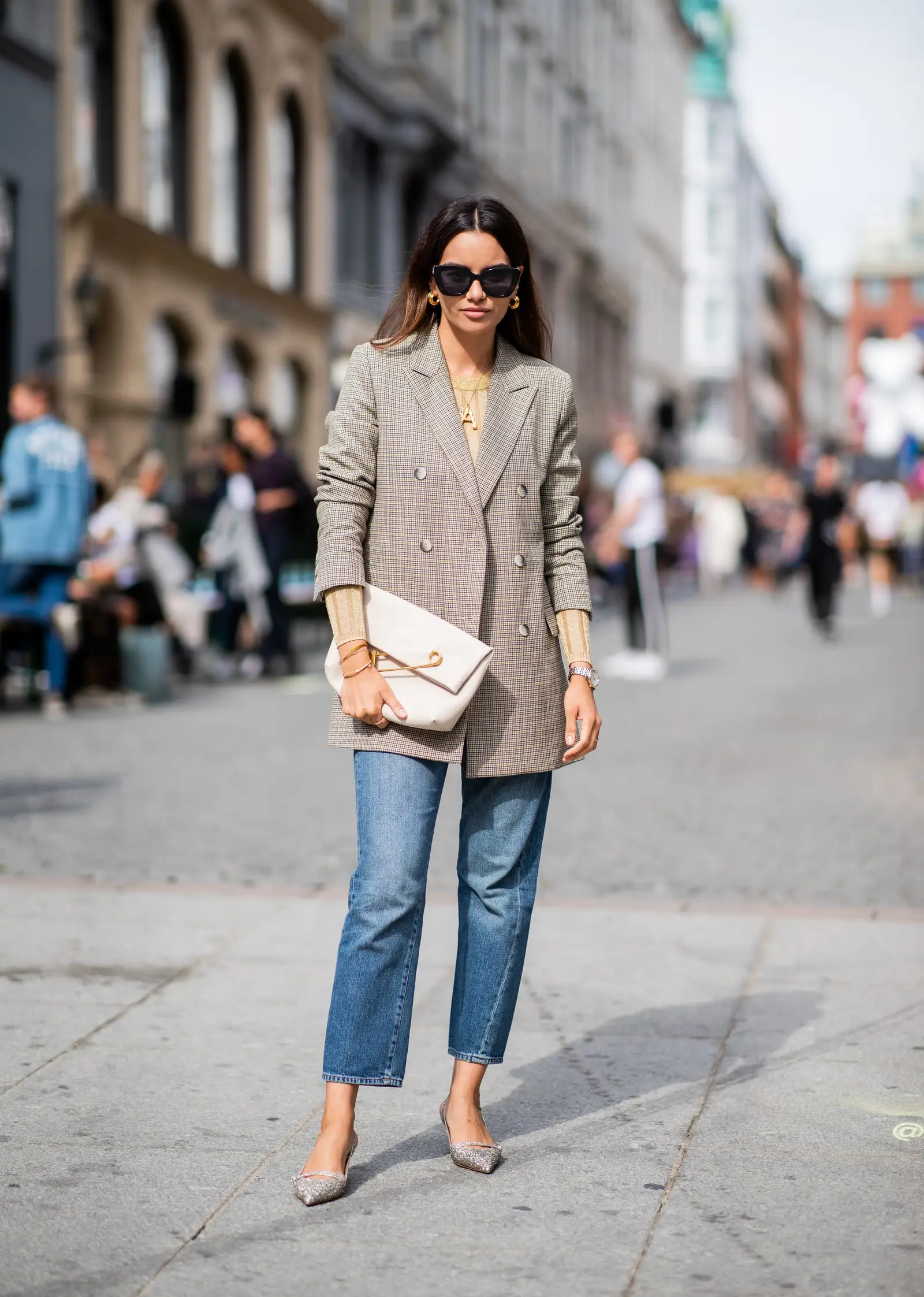 Tampil Manis Saat ke Kantor dengan Flat Shoes