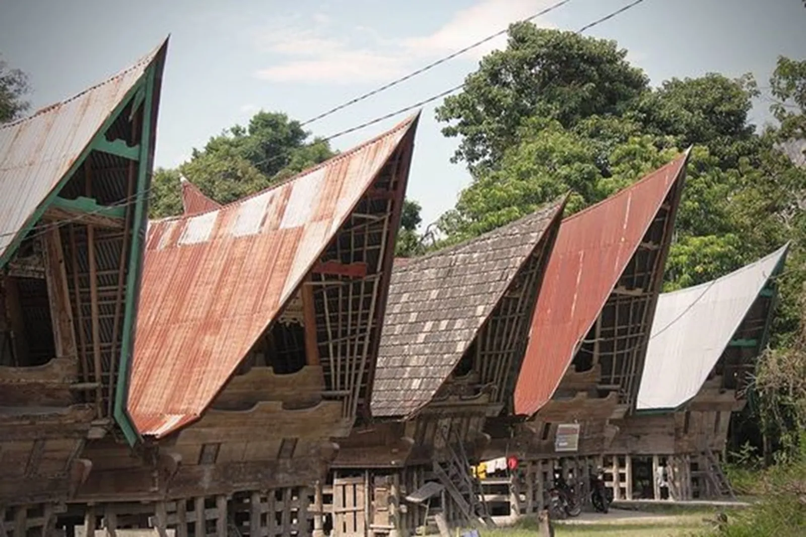 5 Rumah Adat Sumatra Utara yang Serba Model Panggung