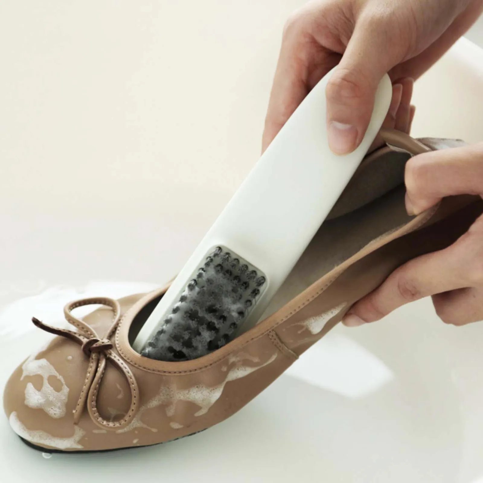Cara Paling Mudah dan Cepat Mencuci Flat Shoes