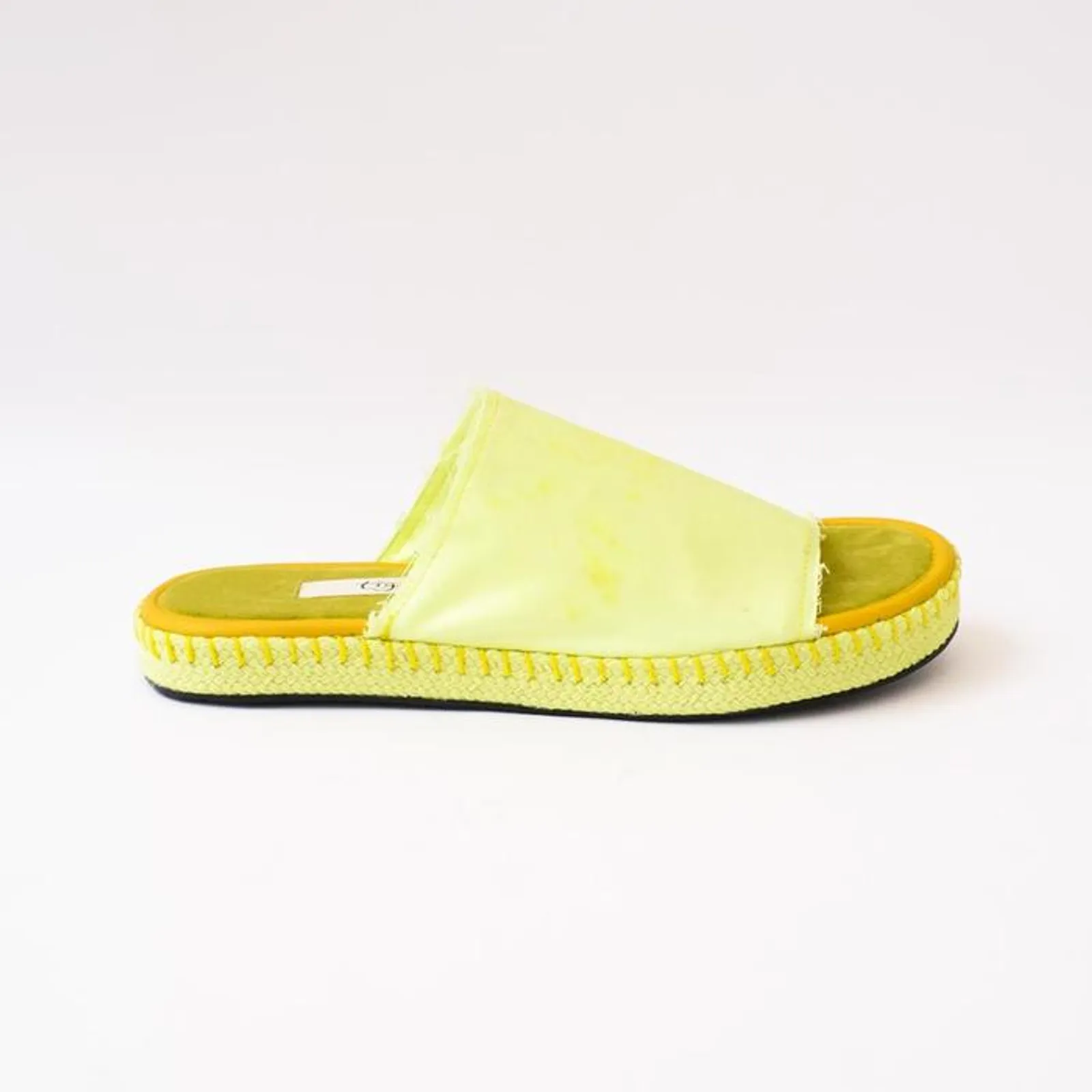 #PopbelaOOTD: Sandal yang Cocok Kamu Pakai Saat Musim Hujan