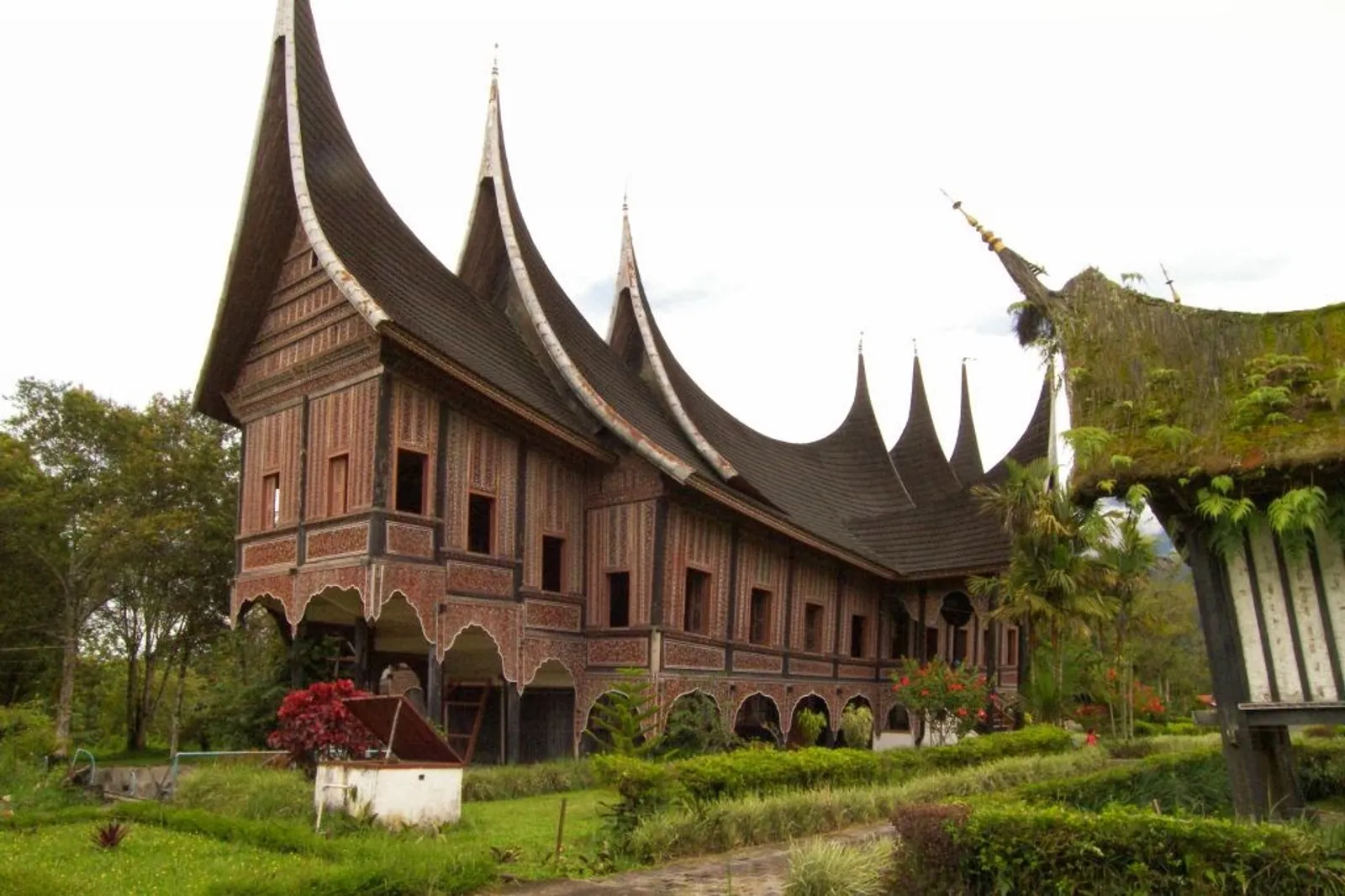 6 Keunikan Rumah Adat Sumatra Barat yang Anti Gempa