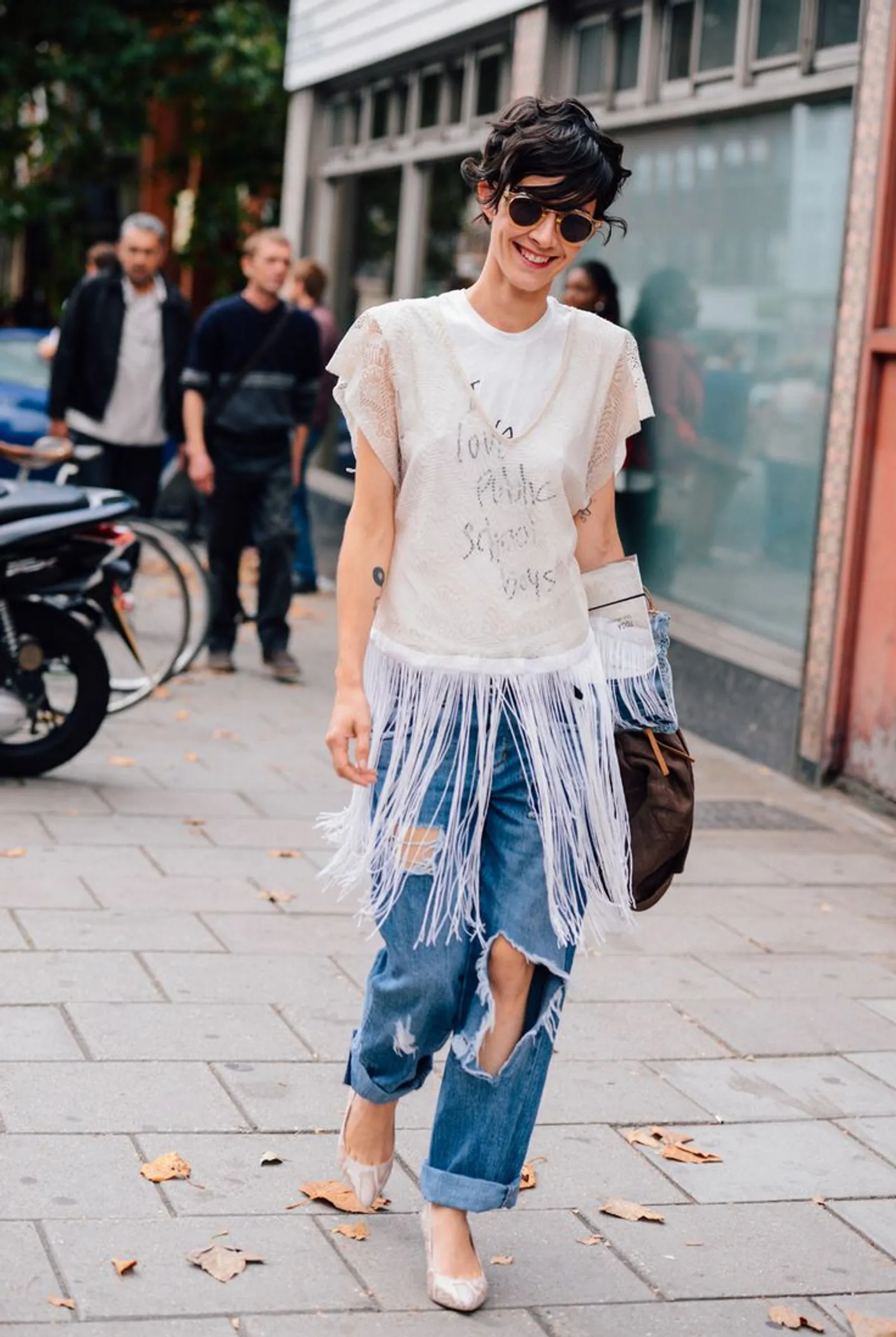 Saatnya Jadi yang Paling Statement dengan Outfit Serba Fringe