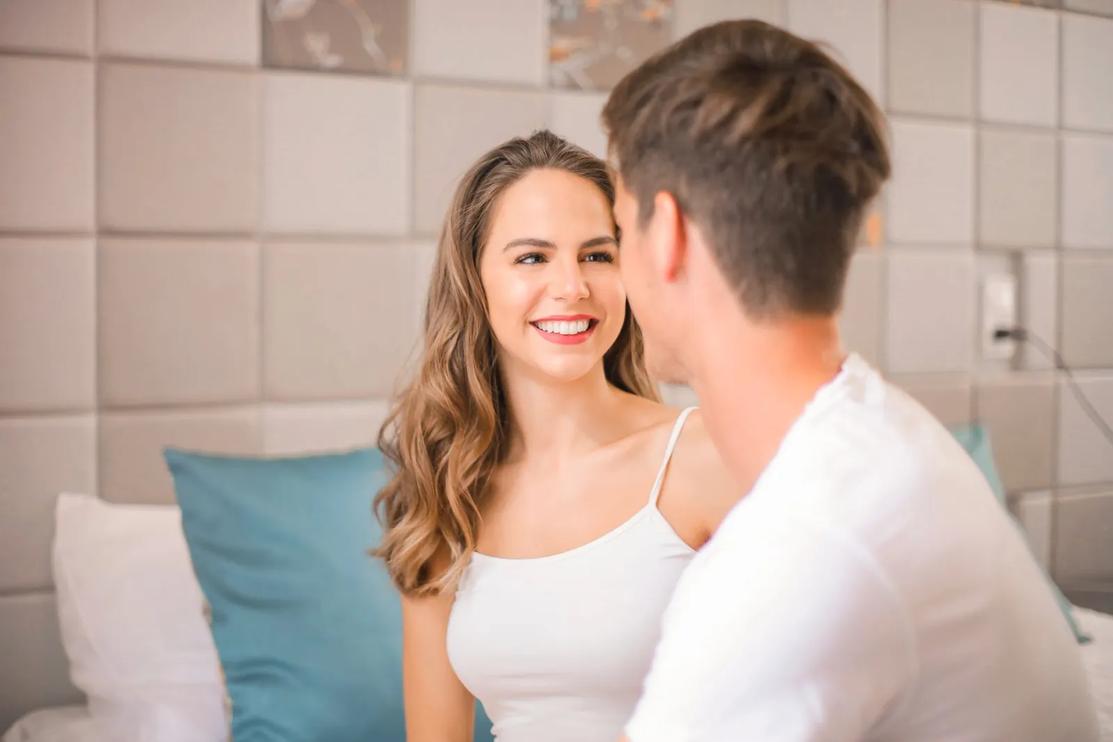 Perempuan Harus Tahu, Ini 7 Kode dari Pasangan yang Ingin Bercinta