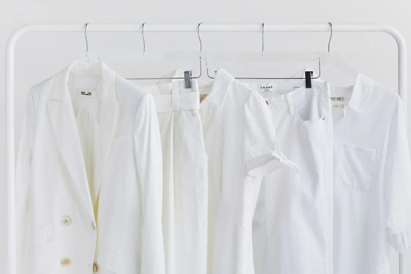 Nggak Cepat Kusam dan Menguning, Begini Cara Mencuci Baju Putih
