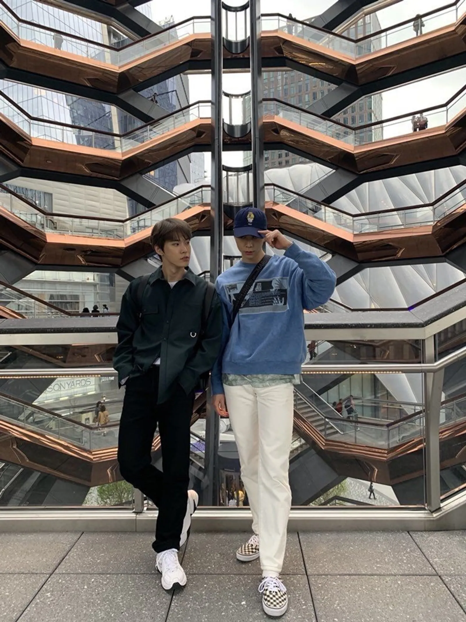 10 Bukti Johnny dan Doyoung 'NCT' Layak Disebut Brother Goals!