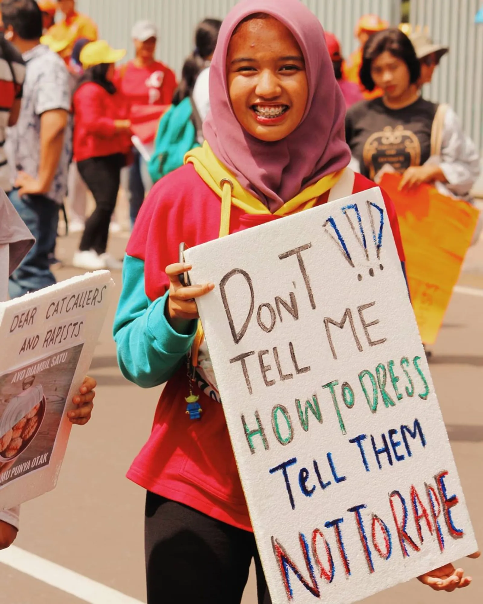 10 Foto Poster dengan Pesan Unik & Mendalam di Women's March Jakarta 