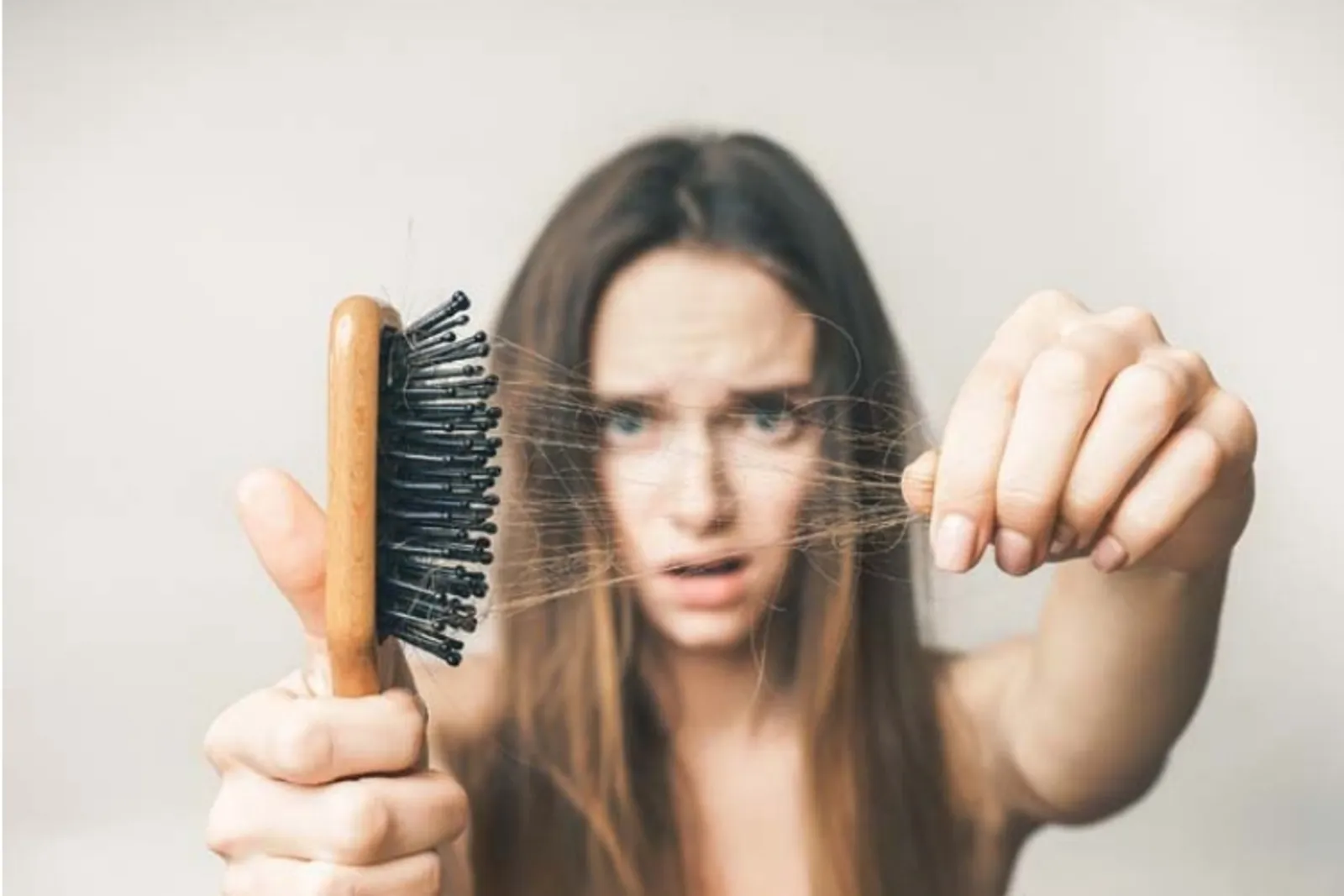 Sering Pakai Hair Dryer Bikin Rambut Rusak? Ini Fakta Sebenarnya!