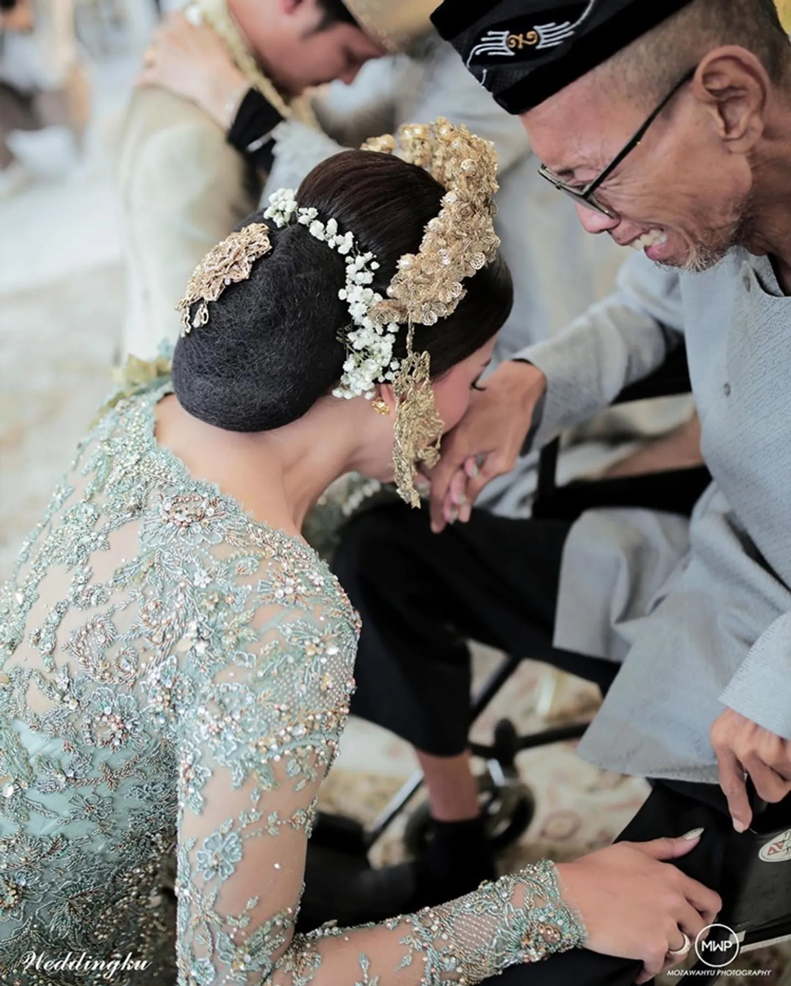 Penuh Bahagia, Ini 10 Foto Pernikahan Bunga Jelitha dan Syamsir Alam