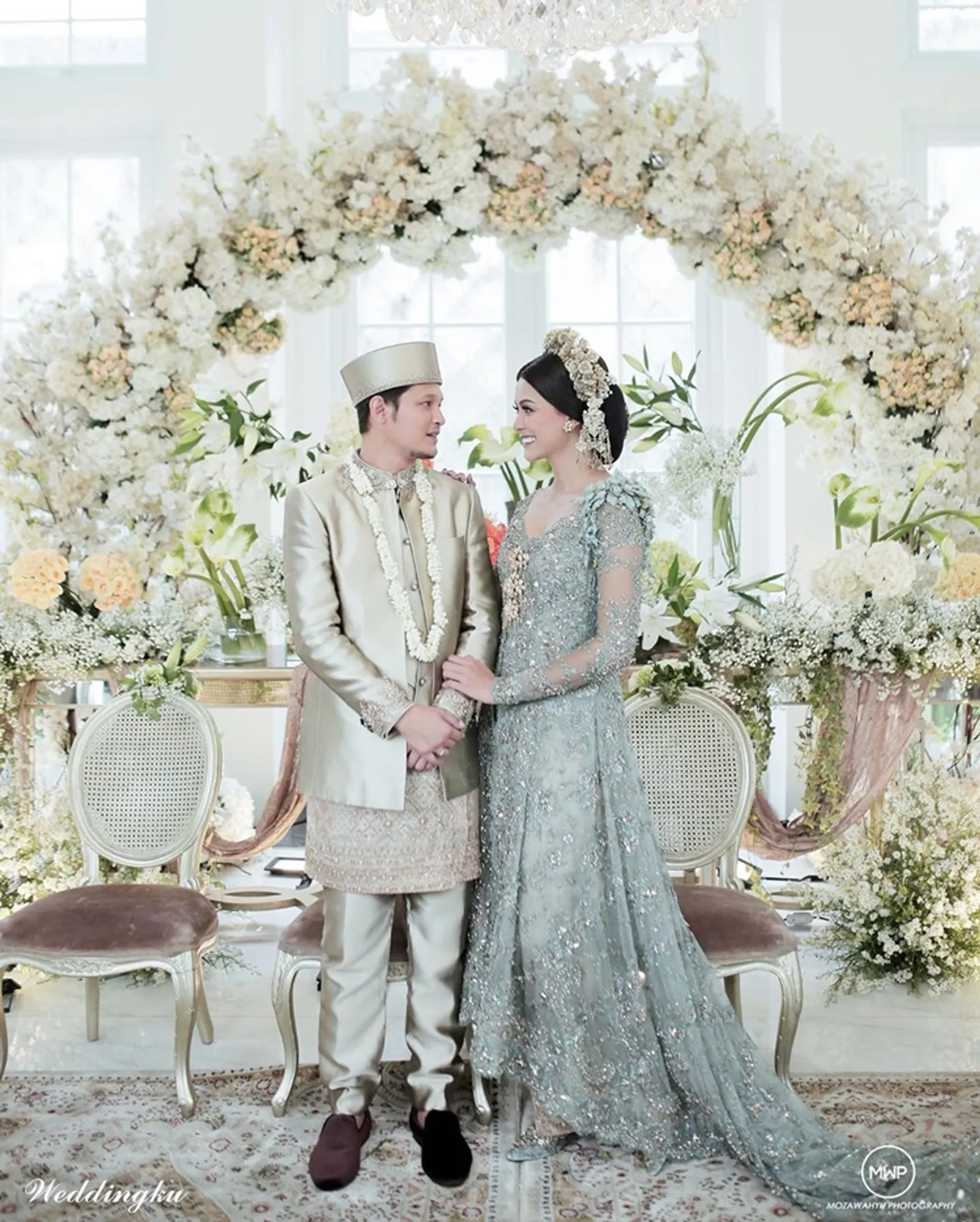 Penuh Bahagia, Ini 10 Foto Pernikahan Bunga Jelitha dan Syamsir Alam