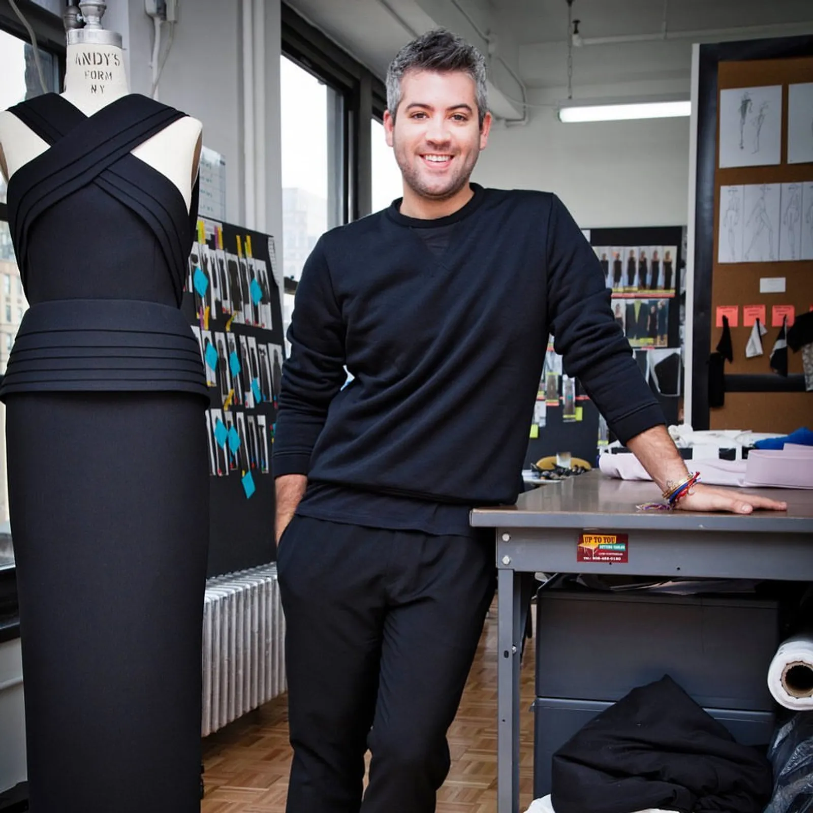 Lawan Corona, Desainer Dunia Ini Rancang Gaun & Masker untuk Tim Medis