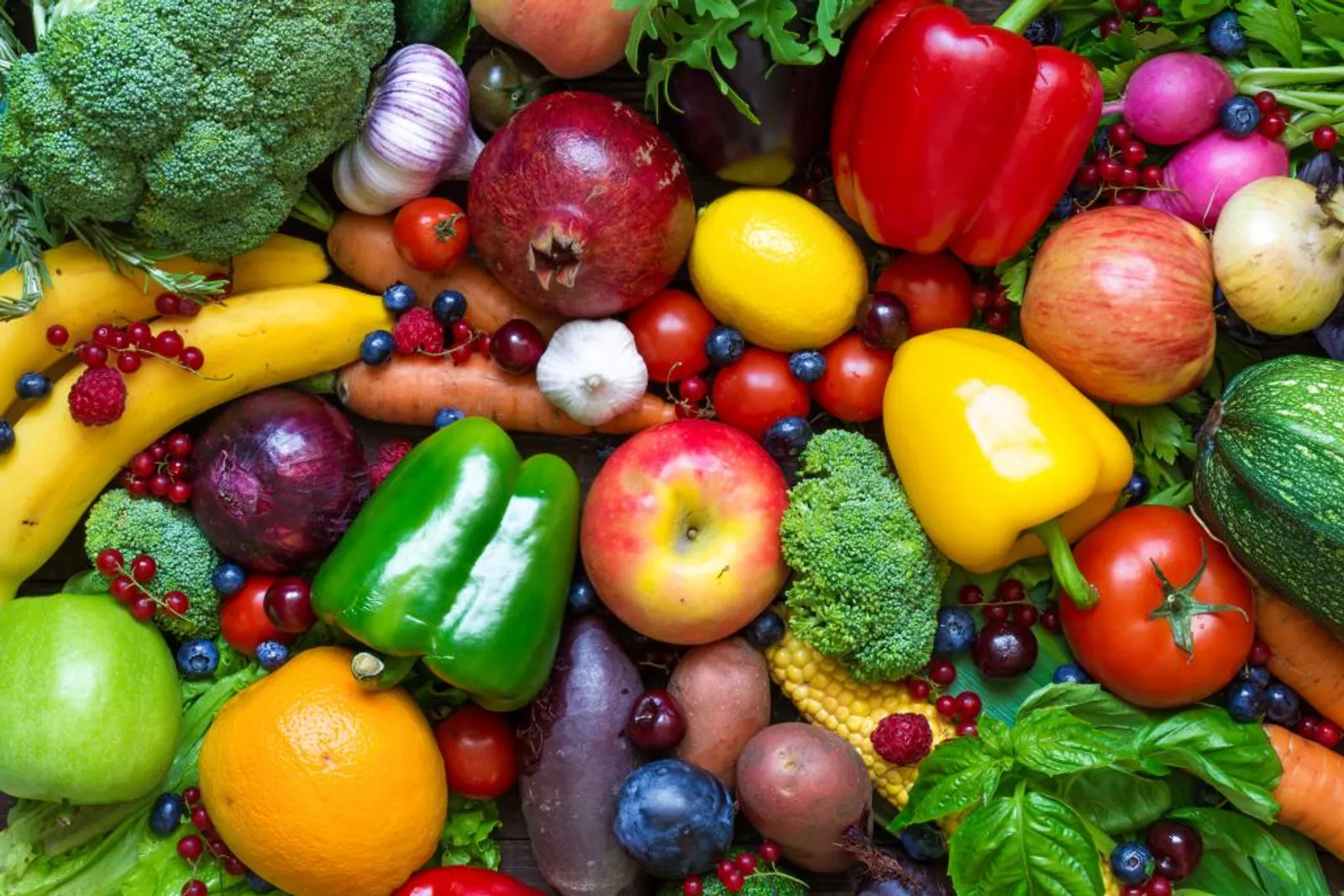 Penting! 9 Buah dan Sayur Ini Nggak Perlu Kamu Simpan di Kulkas