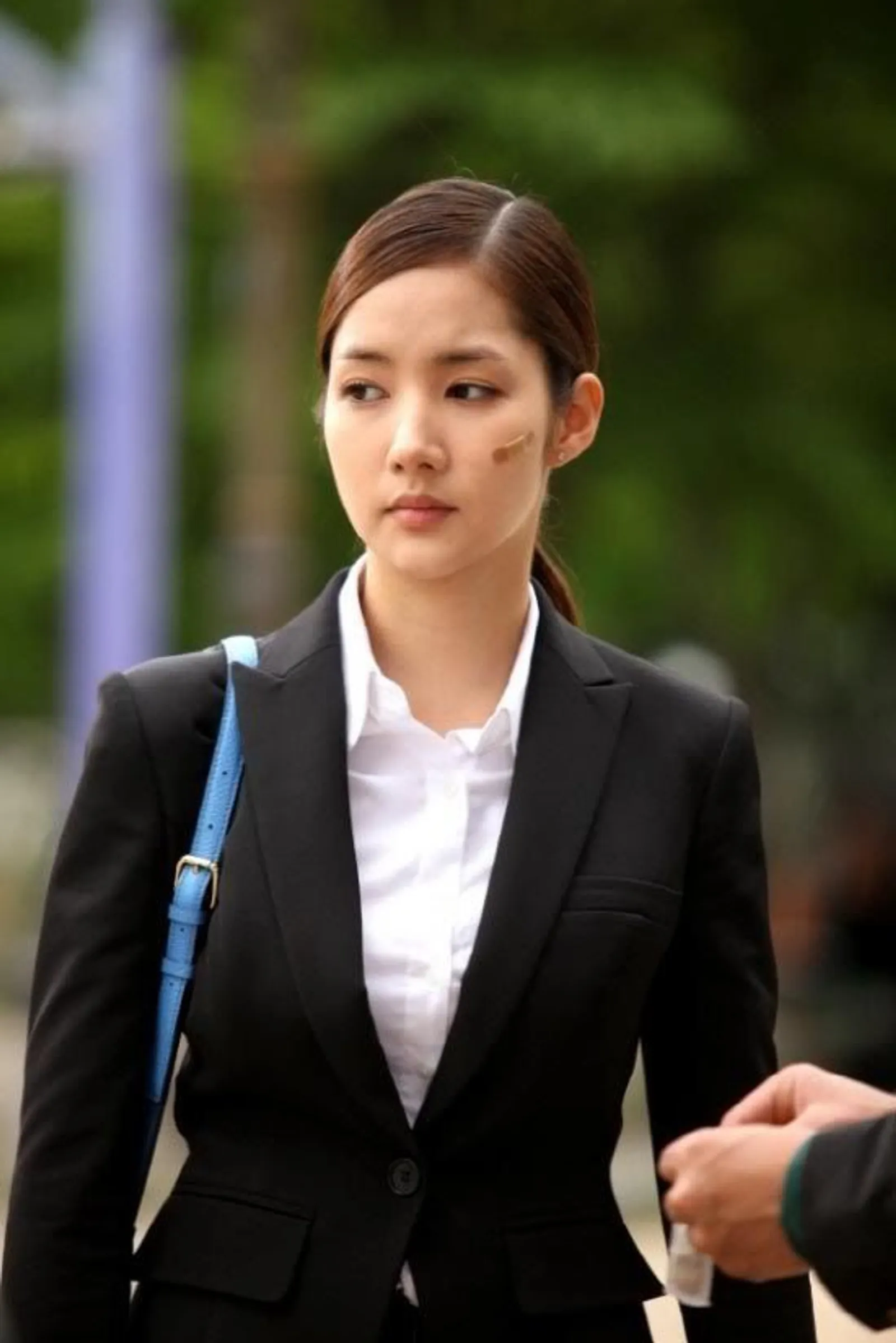 10 Pesona Seleb Korea Saat Mereka Berperan Sebagai Bodyguard