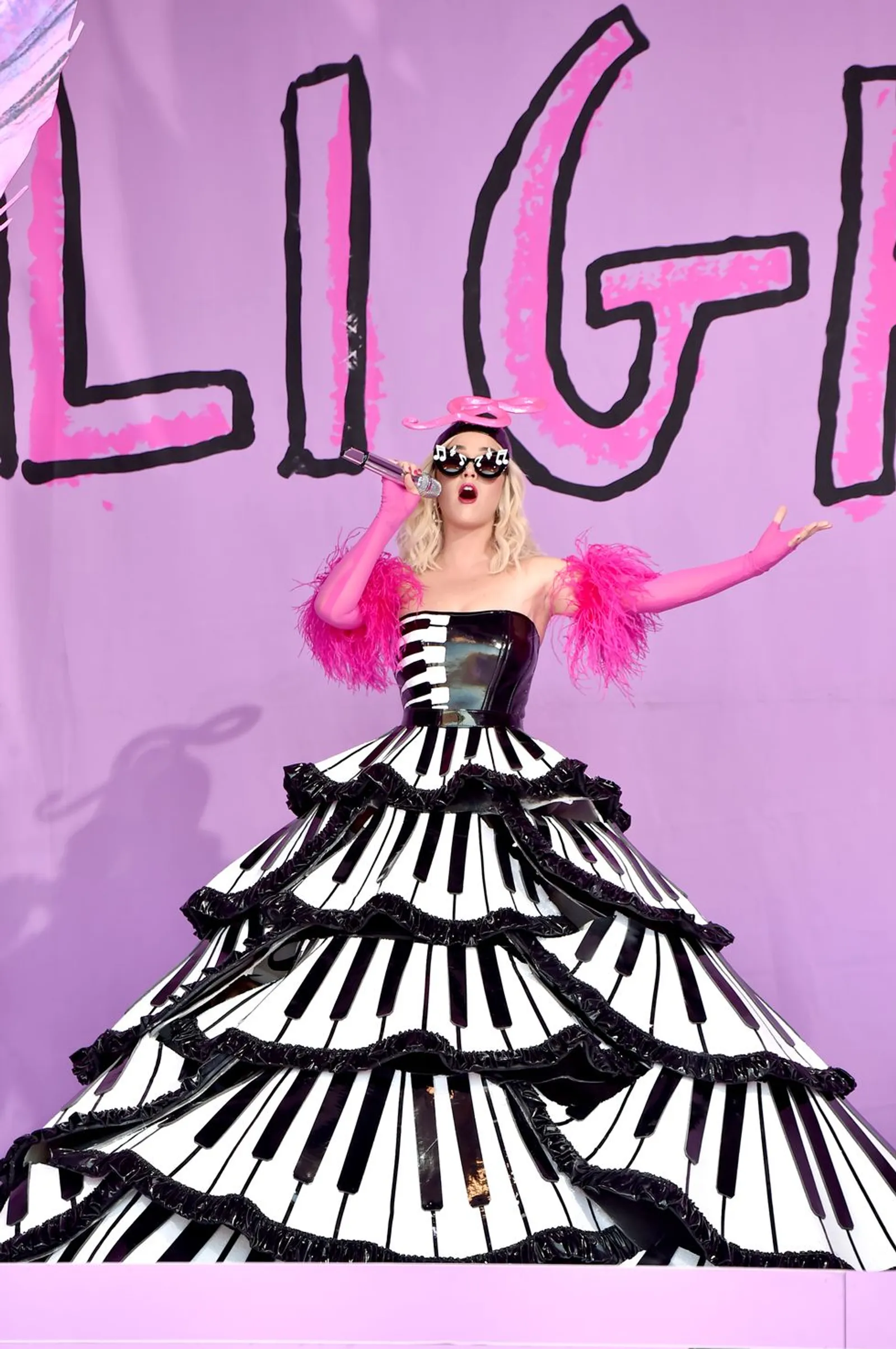 Deretan Kostum Nyeleneh yang Pernah Dipakai Katy Perry