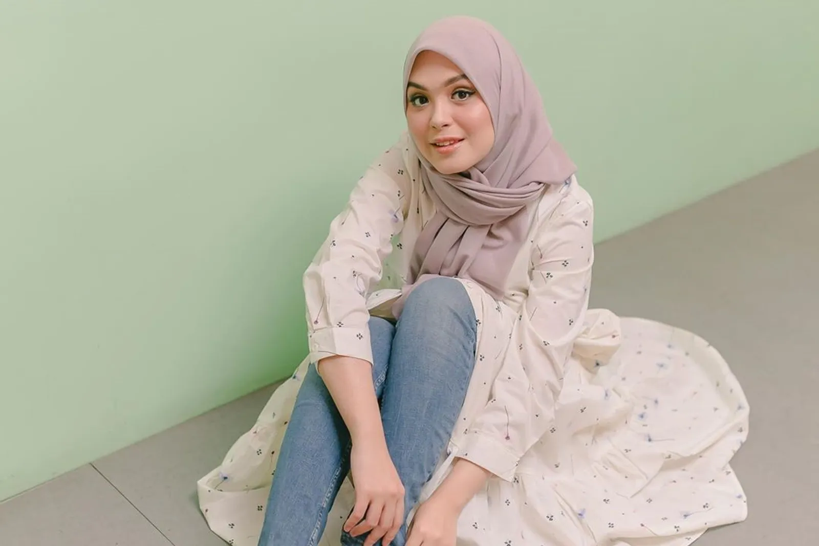 Inspirasi OOTD Hijab Manis a la Vebby Palwinta