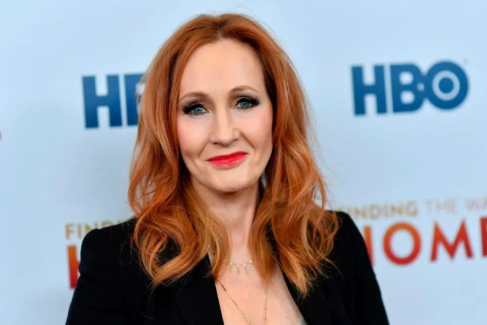 Sembuh dari Gejala Corona, Ini yang Dilakukan JK Rowling