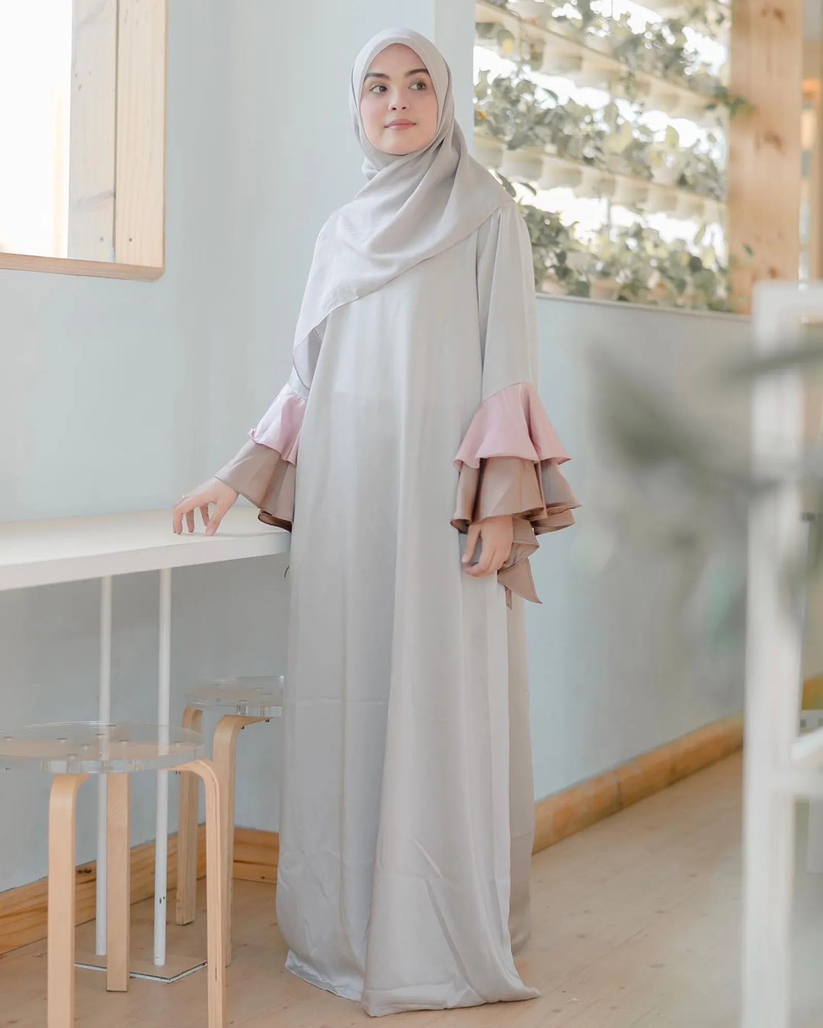 Inspirasi OOTD Hijab Manis a la Vebby Palwinta