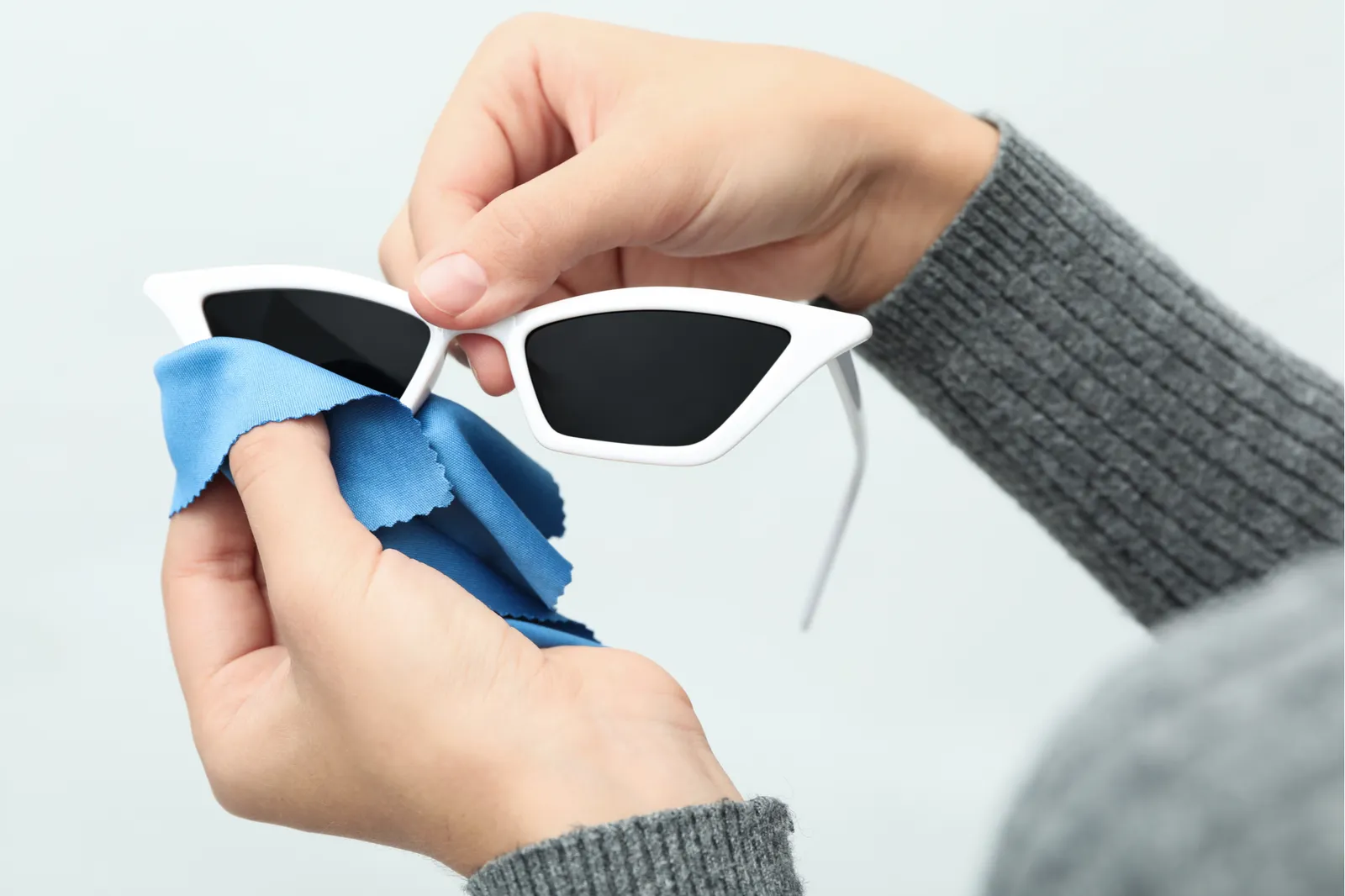 5 Tips Simple Membersihkan Kacamata
