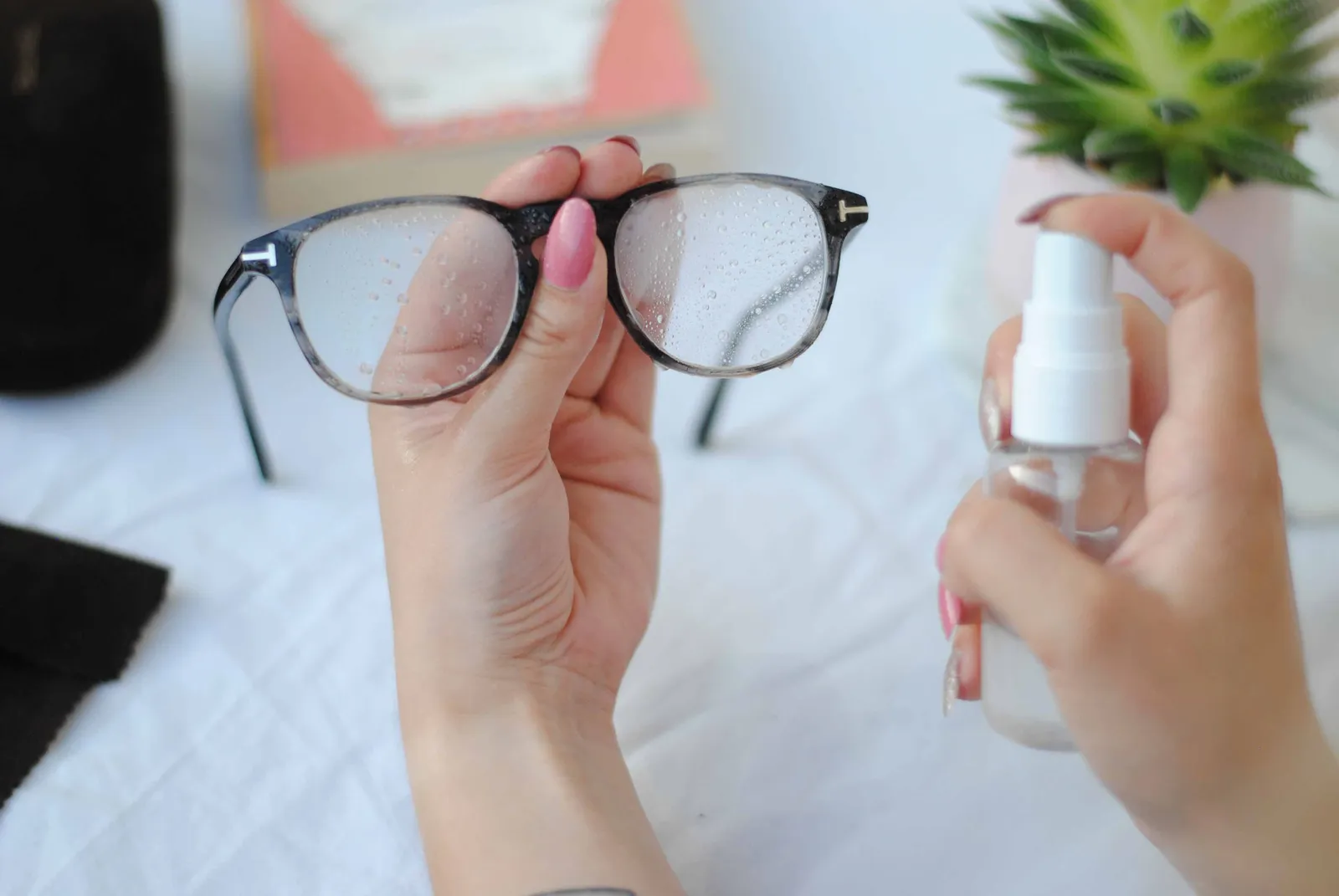 5 Tips Simple Membersihkan Kacamata