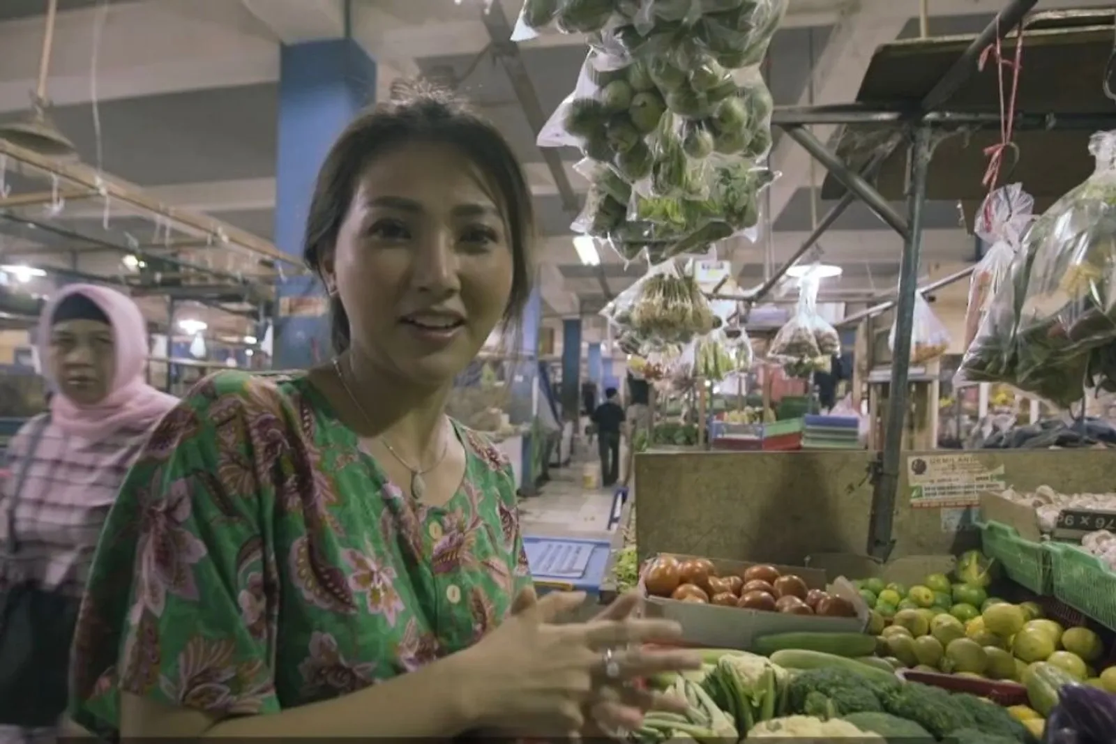 Jauh dari Kemewahan, Ini 7 Potret Seleb Belanja ke Pasar Tradisional