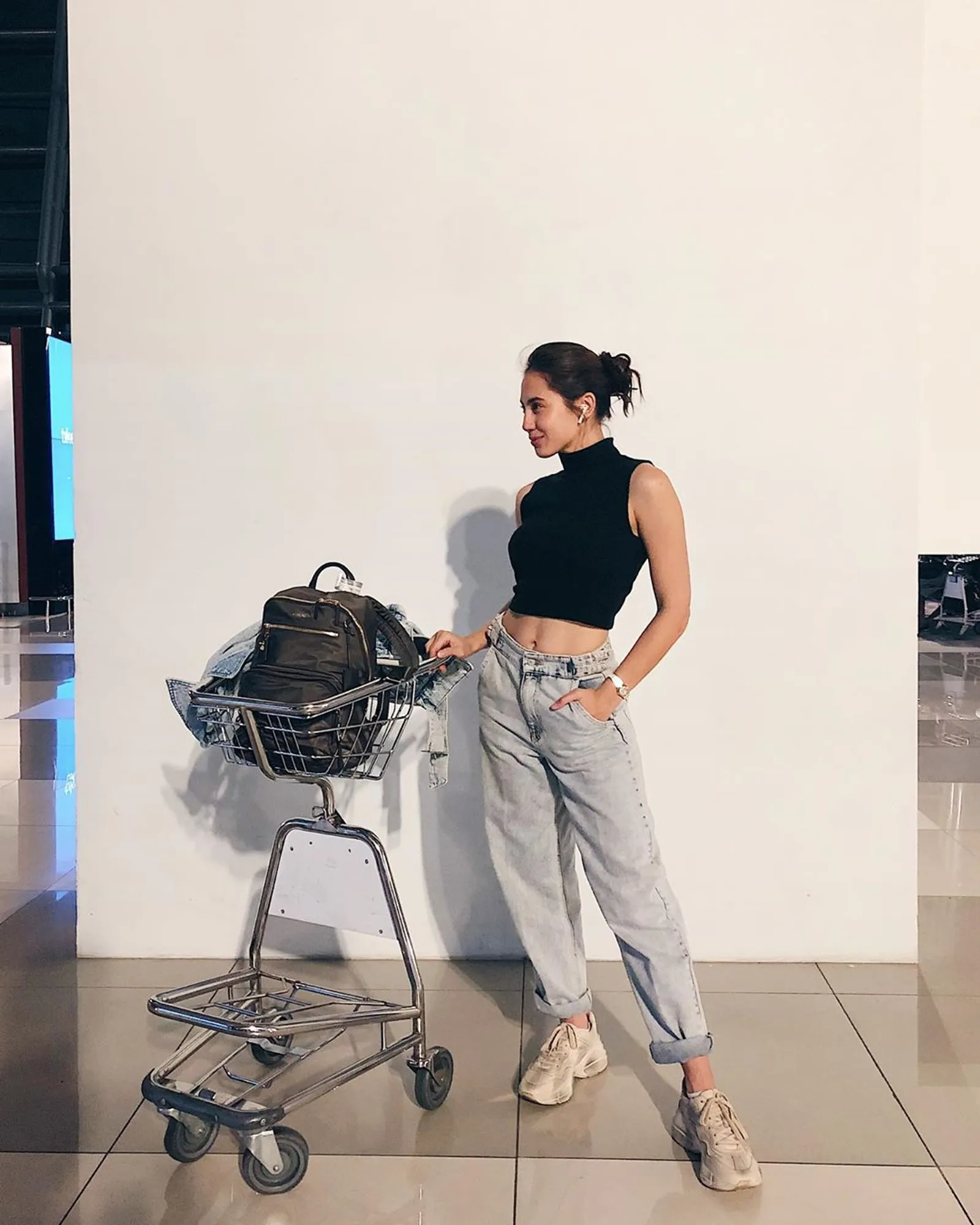 Gaya Asik Pakai Sneakers a la Pevita Pearce