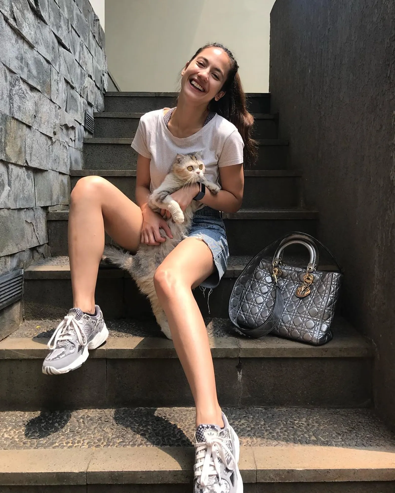 Gaya Asik Pakai Sneakers a la Pevita Pearce