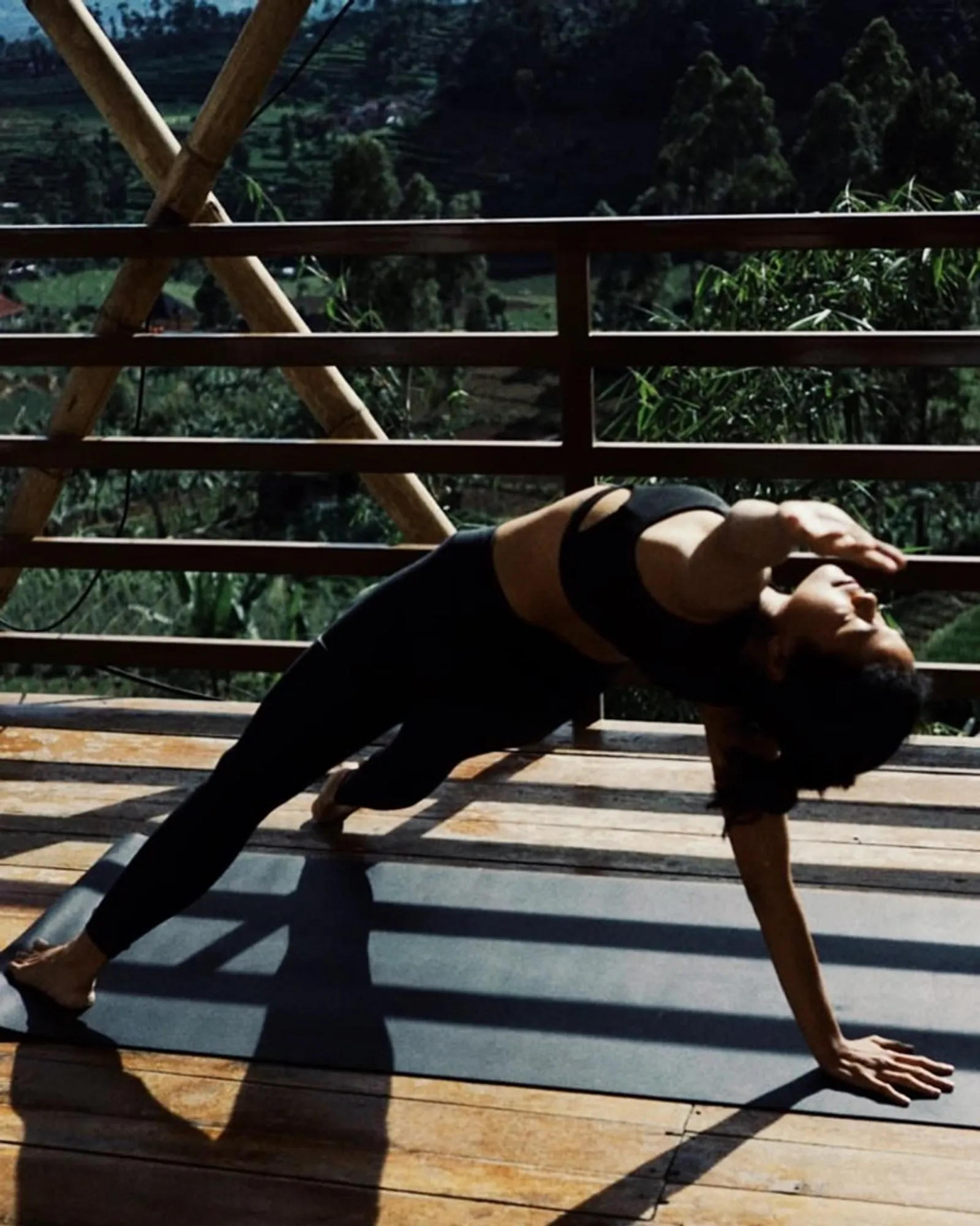 Lepas Stres, Ini 5 Manfaat Rutin Melakukan Yoga Selama #DiRumahAja