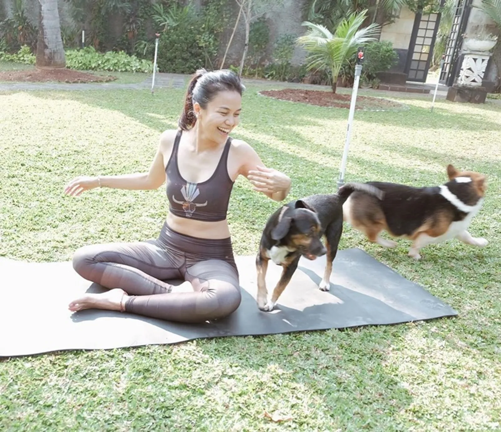 Lepas Stres, Ini 5 Manfaat Rutin Melakukan Yoga Selama #DiRumahAja