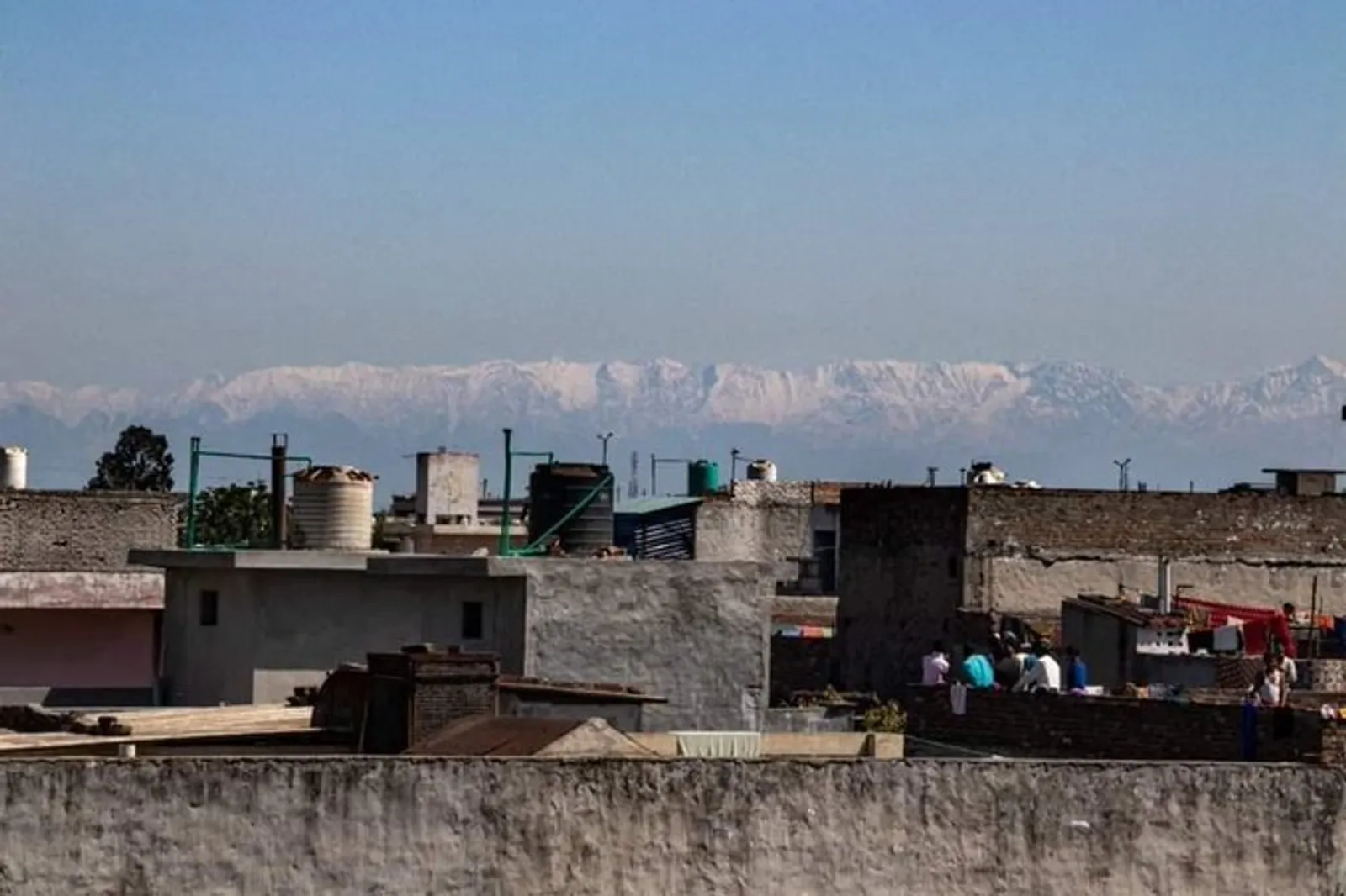 7 Foto Cantiknya Pegunungan Himalaya yang Terlihat Jelas dari India