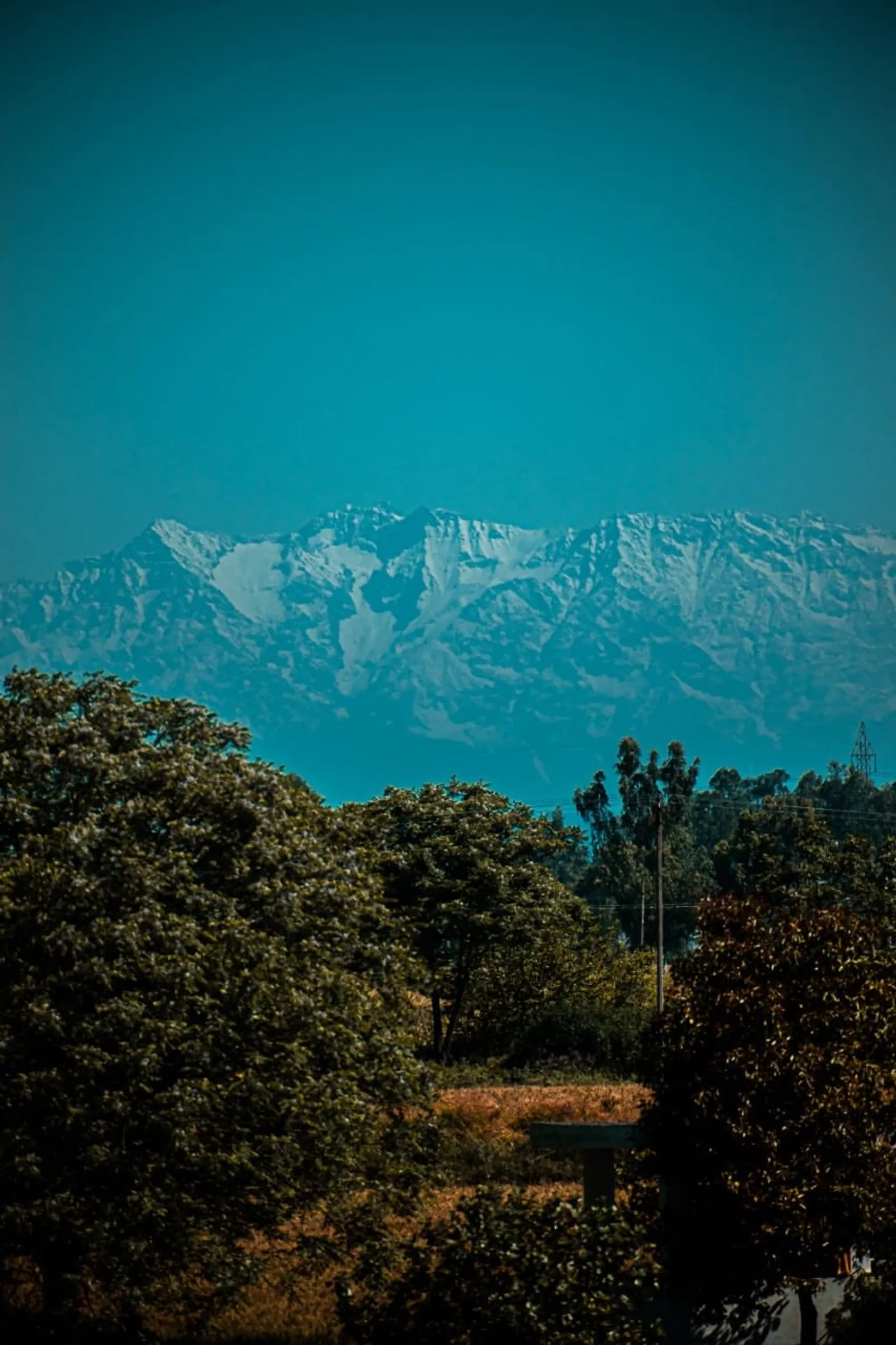 7 Foto Cantiknya Pegunungan Himalaya yang Terlihat Jelas dari India