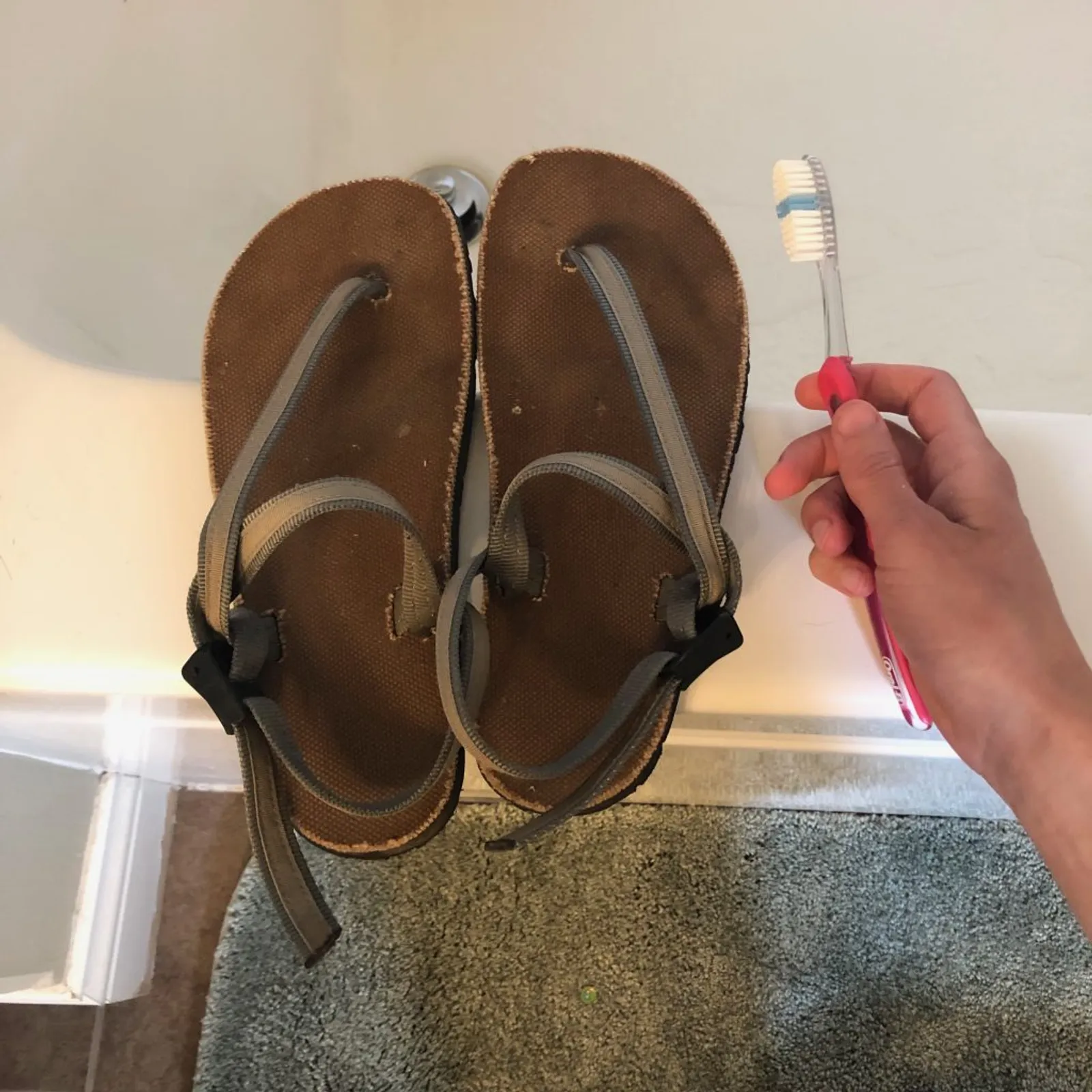 Tips Paling Mudah Mencuci Sandal Kulit 