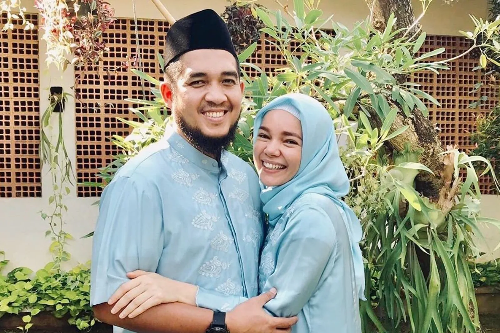 10 Potret Hangatnya Pernikahan Dewi Sandra & Agus Rahman