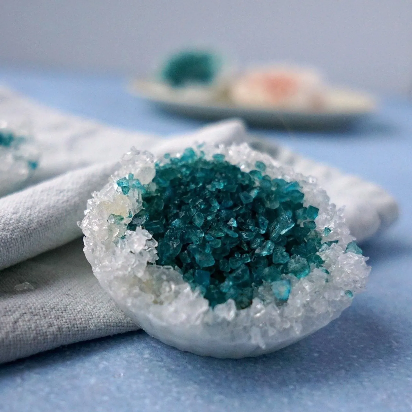DIY Seru, Ini Cara Bikin Anting Batu Kristal Cantik 