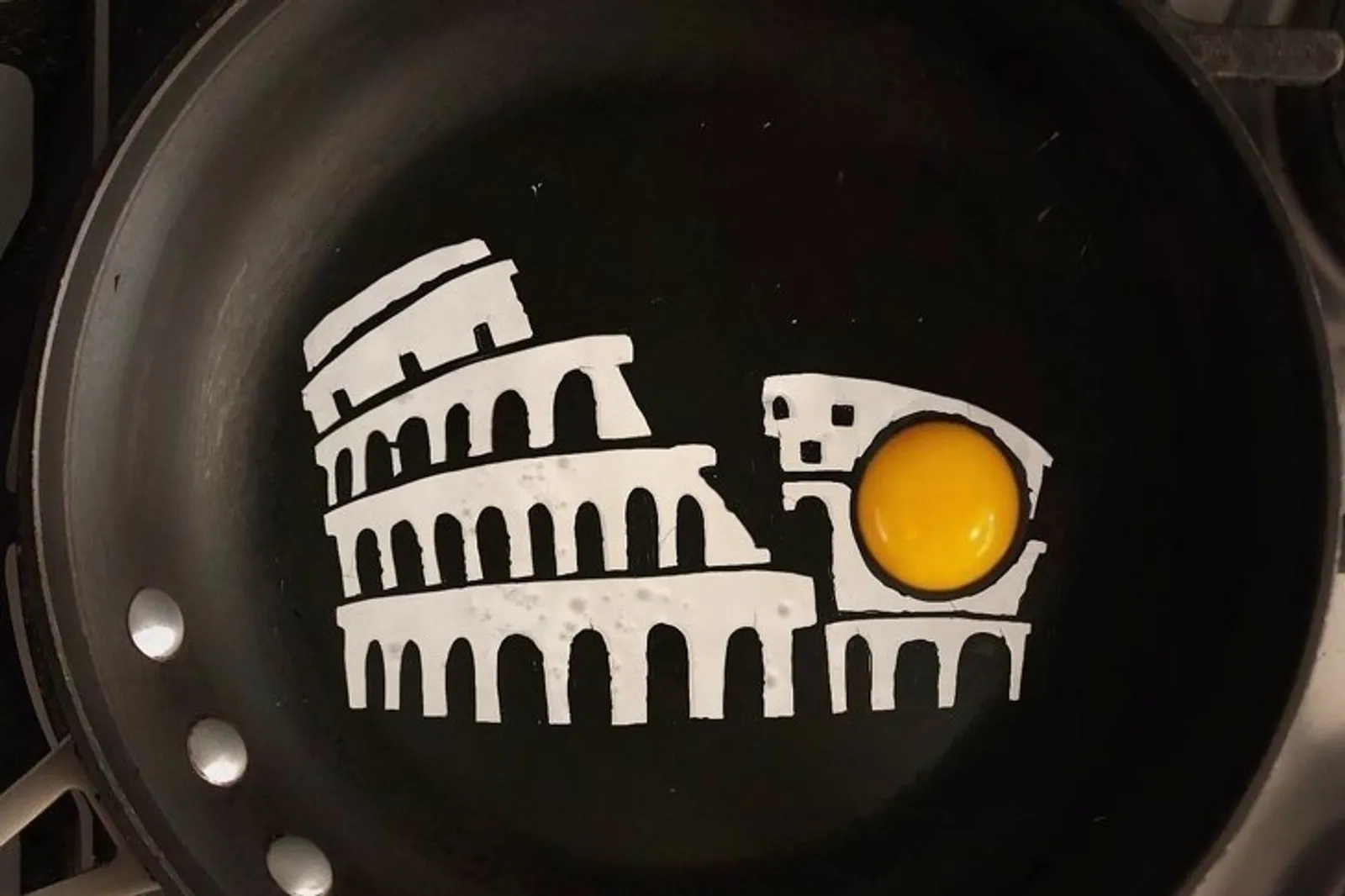 Keren! Seniman Meksiko ini Melukis di Atas Teflon dengan Telur