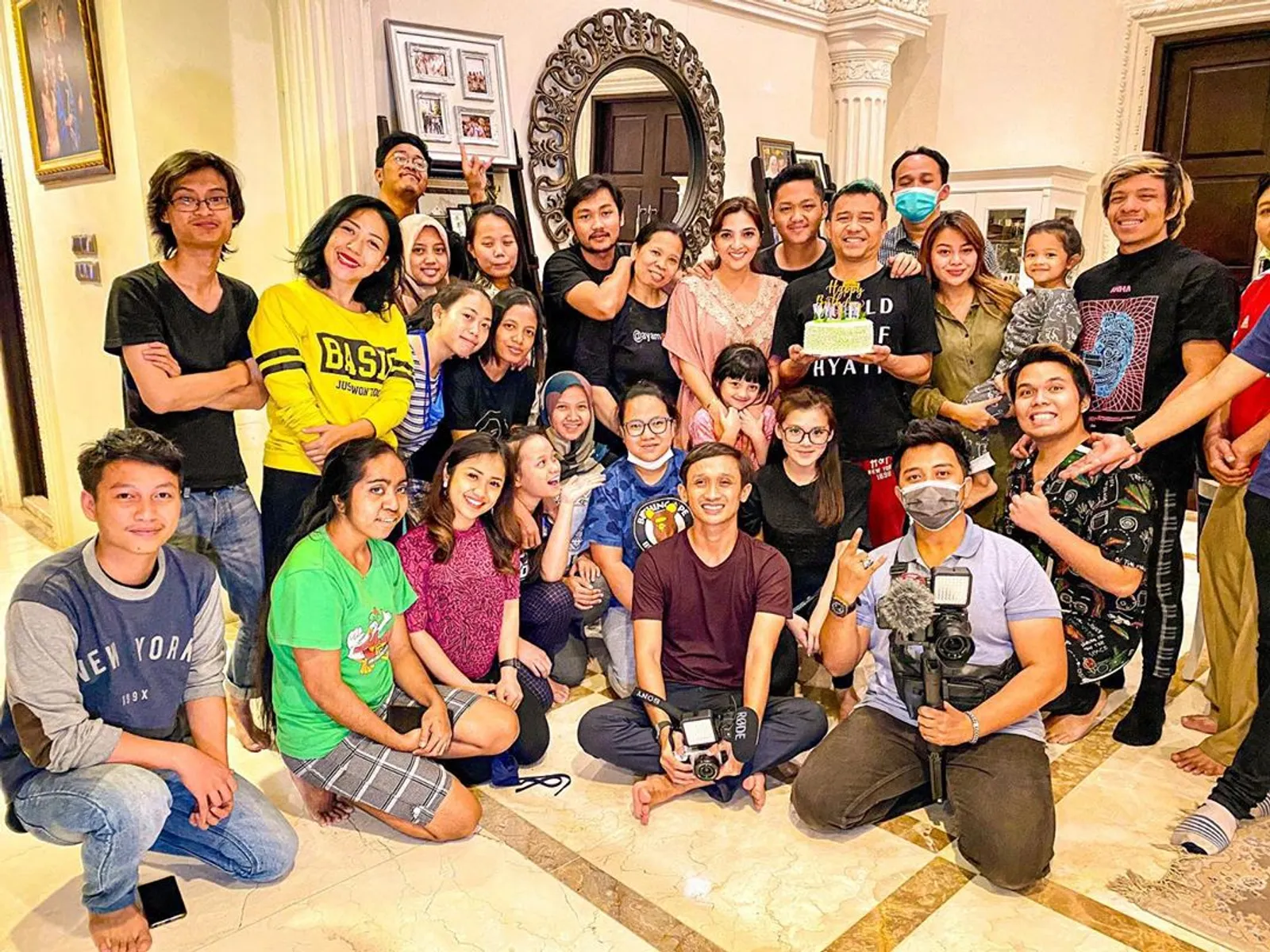 Gaya Kompak Keluarga Artis Indonesia Selama Karantina Diri