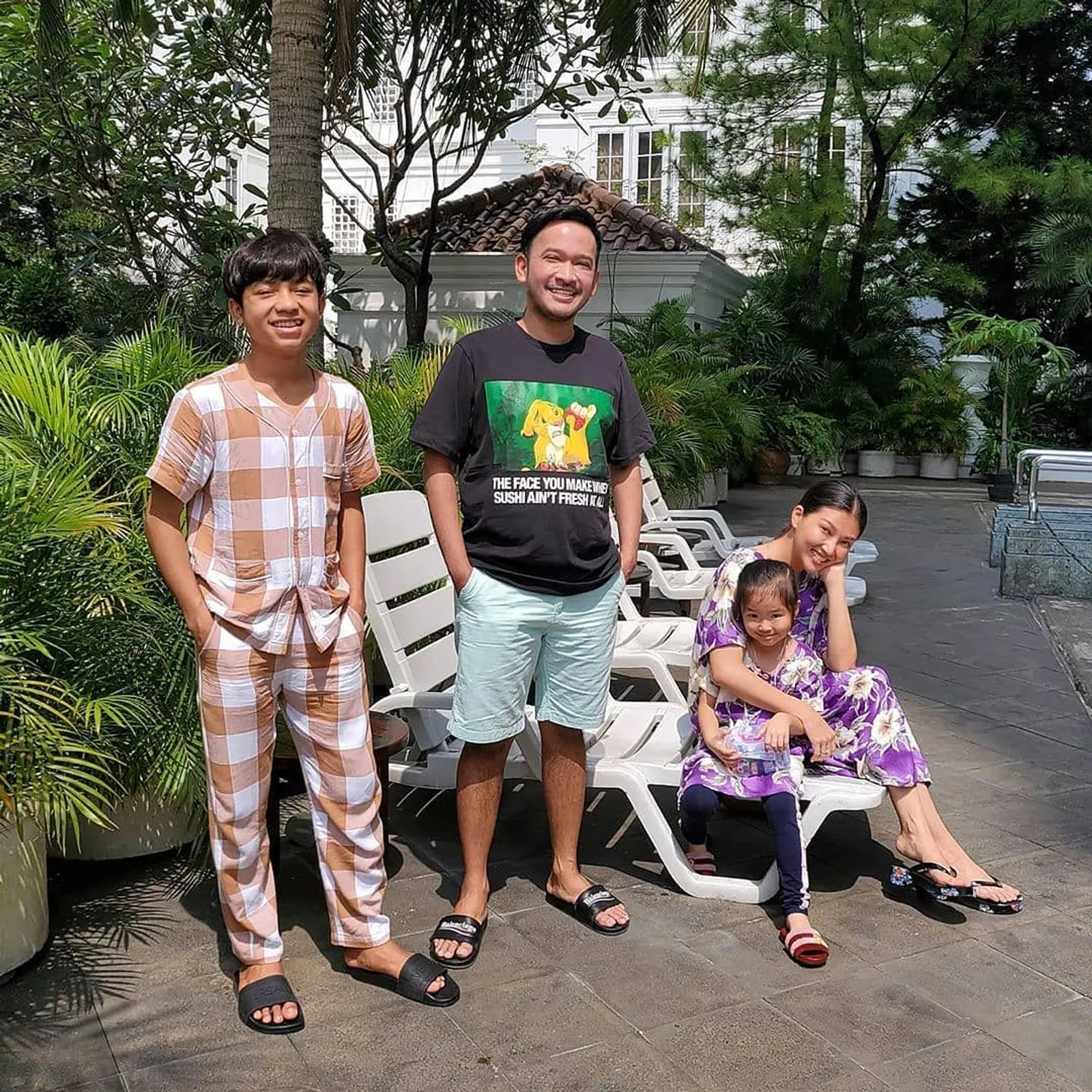 Gaya Kompak Keluarga Artis Indonesia Selama Karantina Diri
