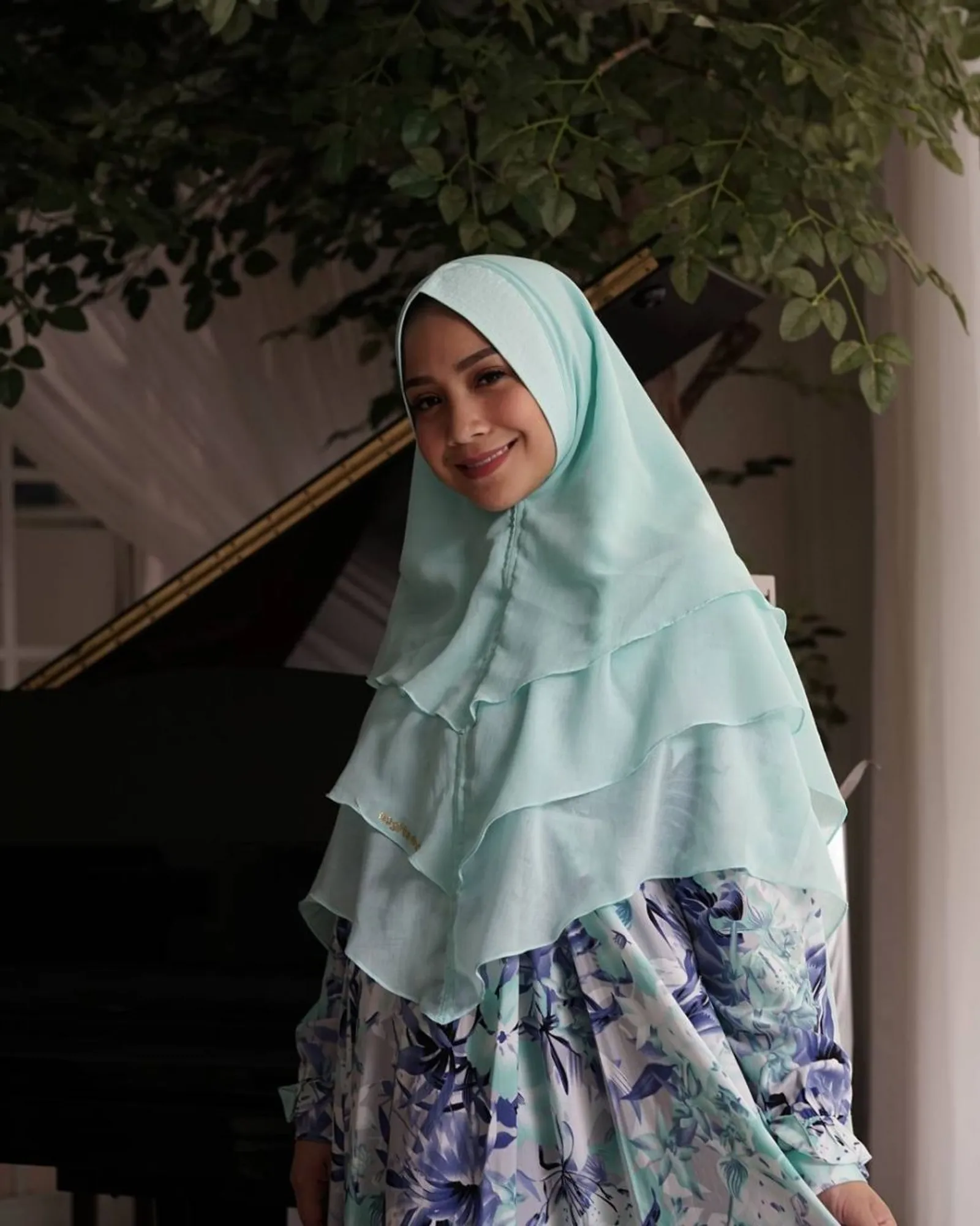 Potret Nagita Slavina Pakai Hijab, Cantiknya Beda!