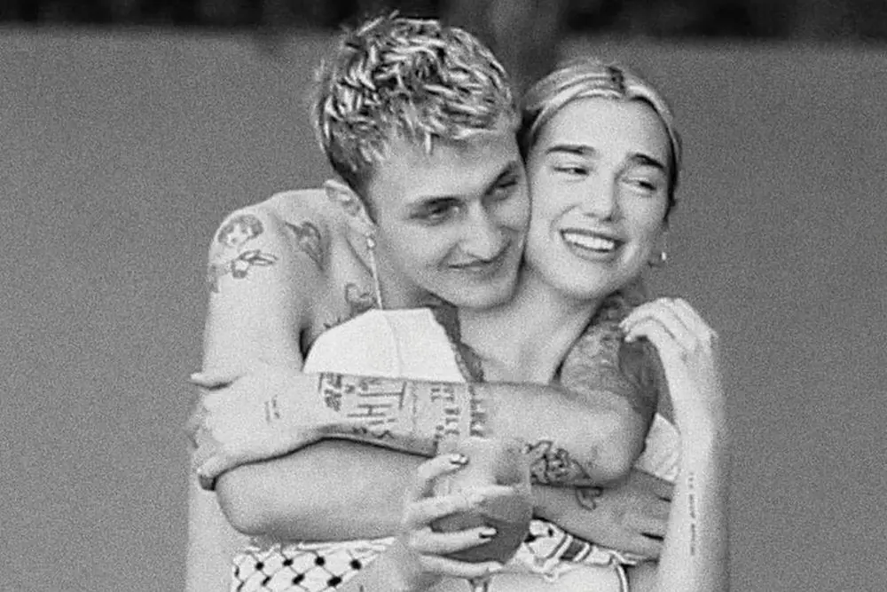 9 Potret Dua Lipa & Anwar Hadid, Belum Nikah Tapi Sudah Tinggal Bareng