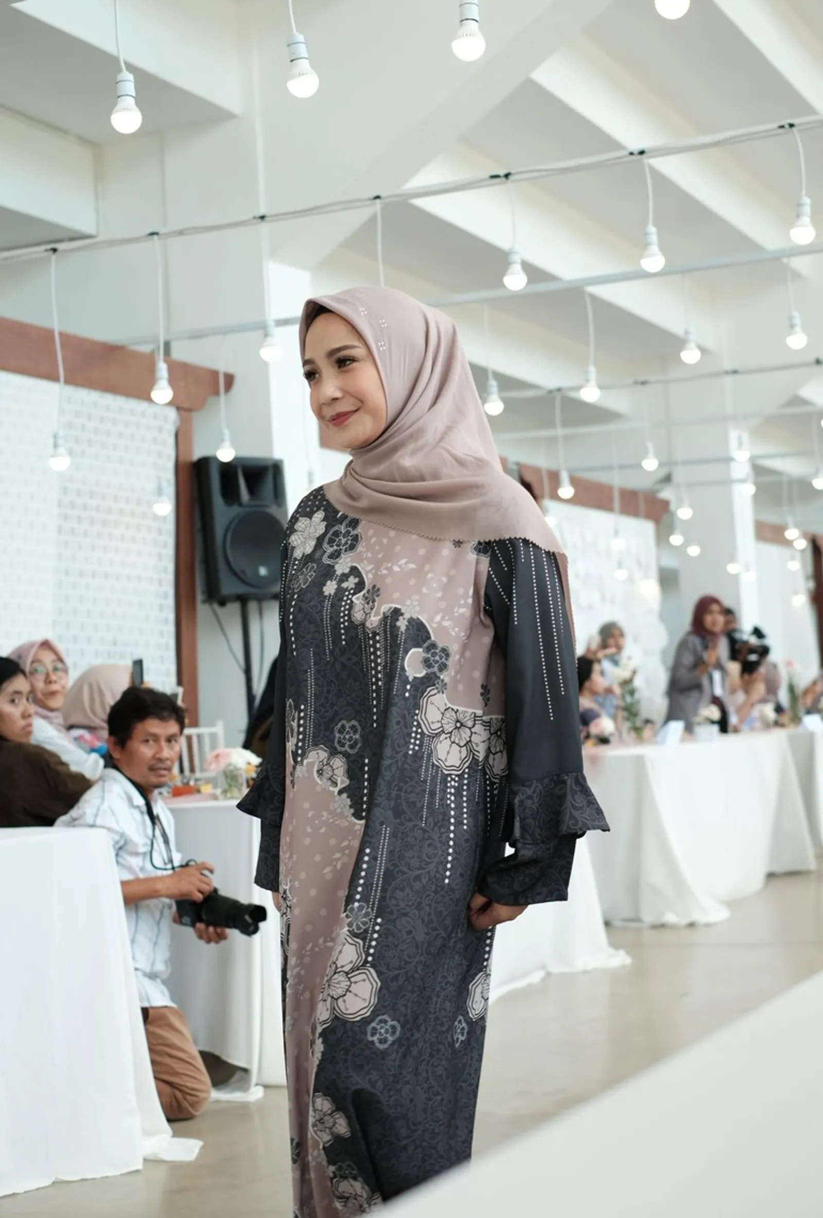 Potret Nagita Slavina Pakai Hijab, Cantiknya Beda!