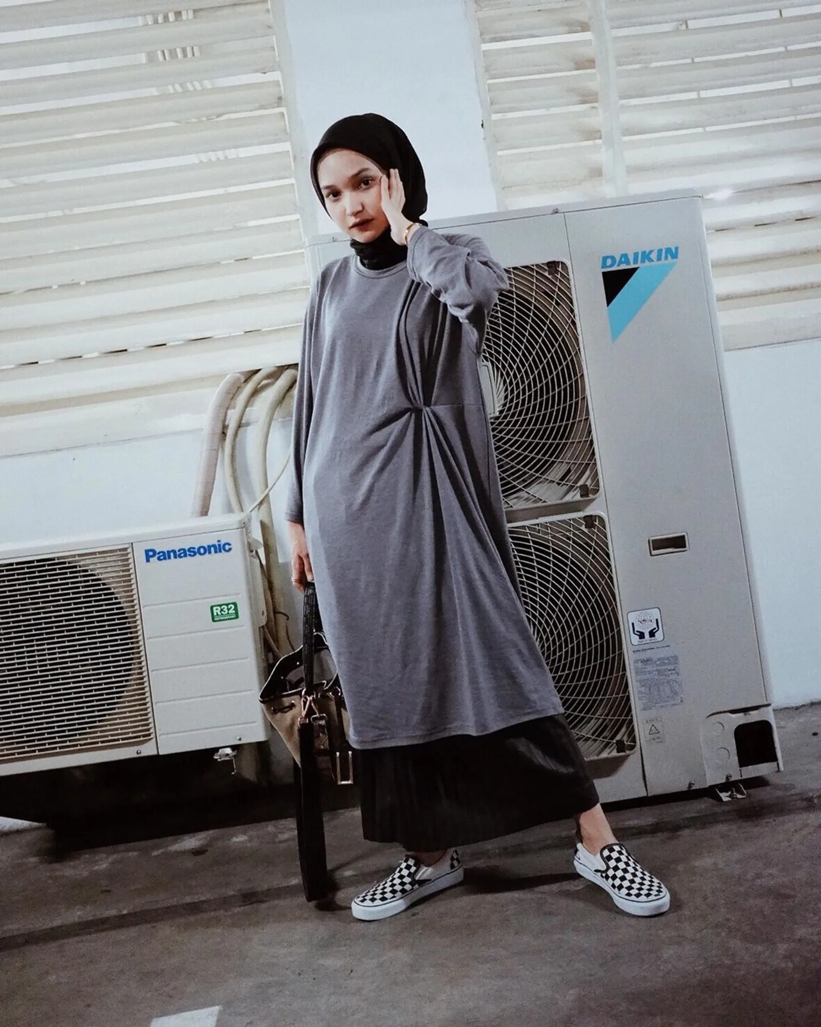 Tips Mix & Match OOTD Hijab Monokrom