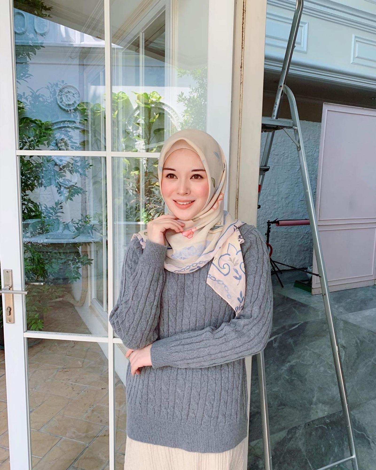 Contek Gaya Ayana Moon untuk OOTD Ramadan Tahun ini