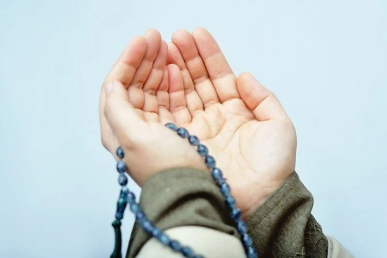 Doa Ketika Mencium Tangan Orangtua dan Mertua Serta Manfaatnya