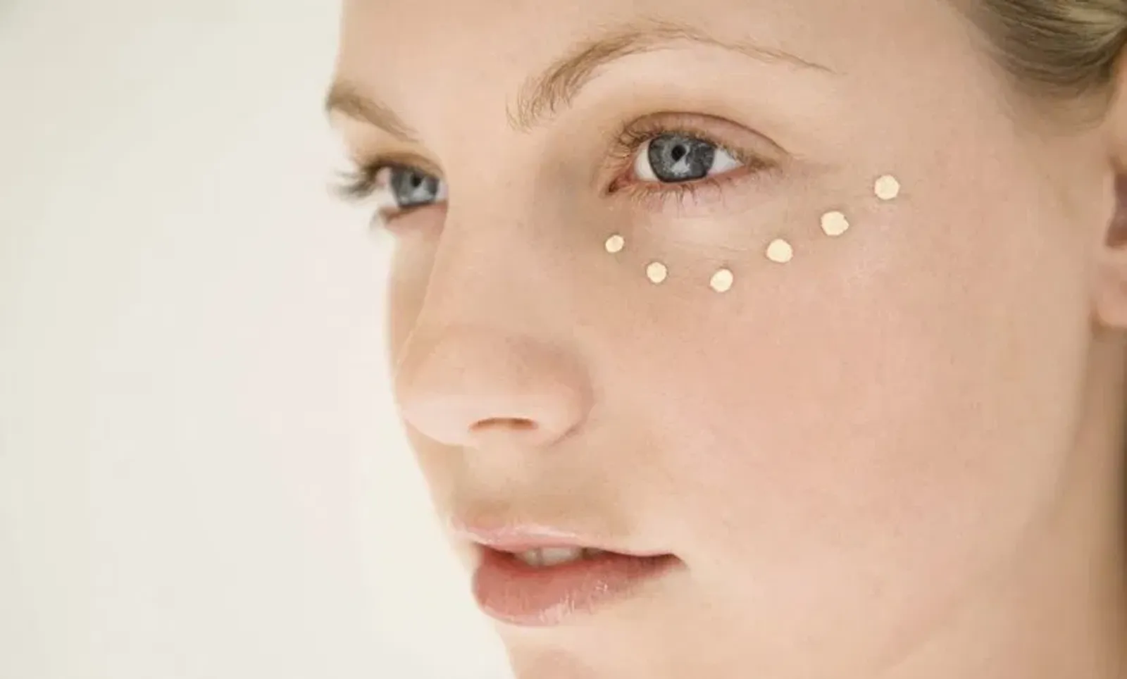Cara Menggunakan Eye Cream dengan Benar Agar Hasilnya Maksimal